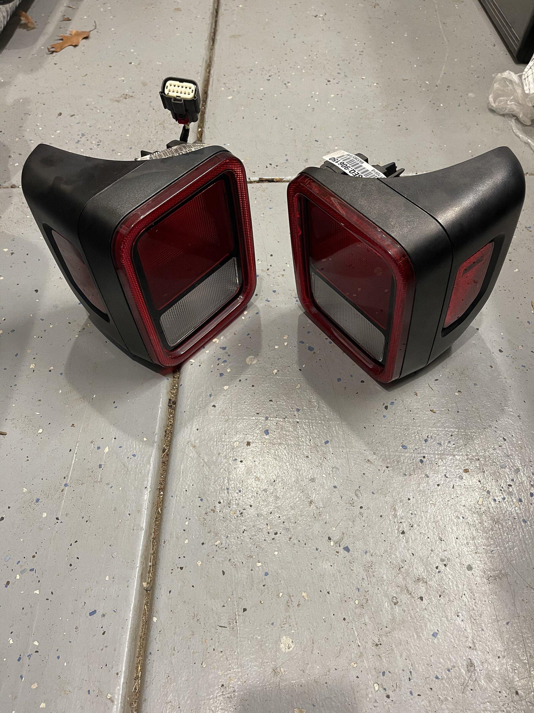 Jeep Gladiator Factory Halogen Tailights Like New!! 44CD66A4-00A7-4333-AE9A-275C919EEC7F