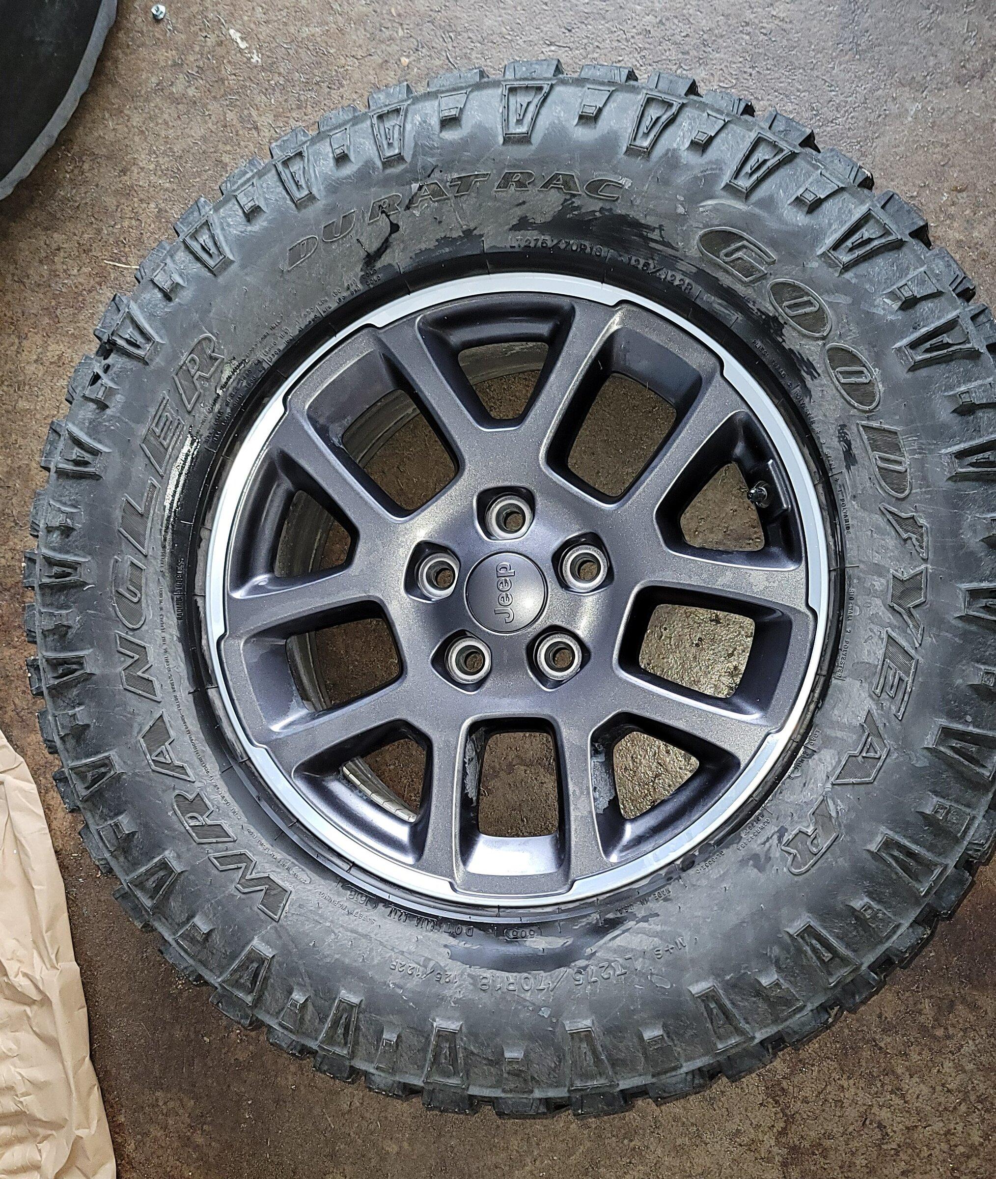 Jeep Gladiator 33" Goodyear Duratracs on 18" Overland Wheels 2021-12-18 09.20.48