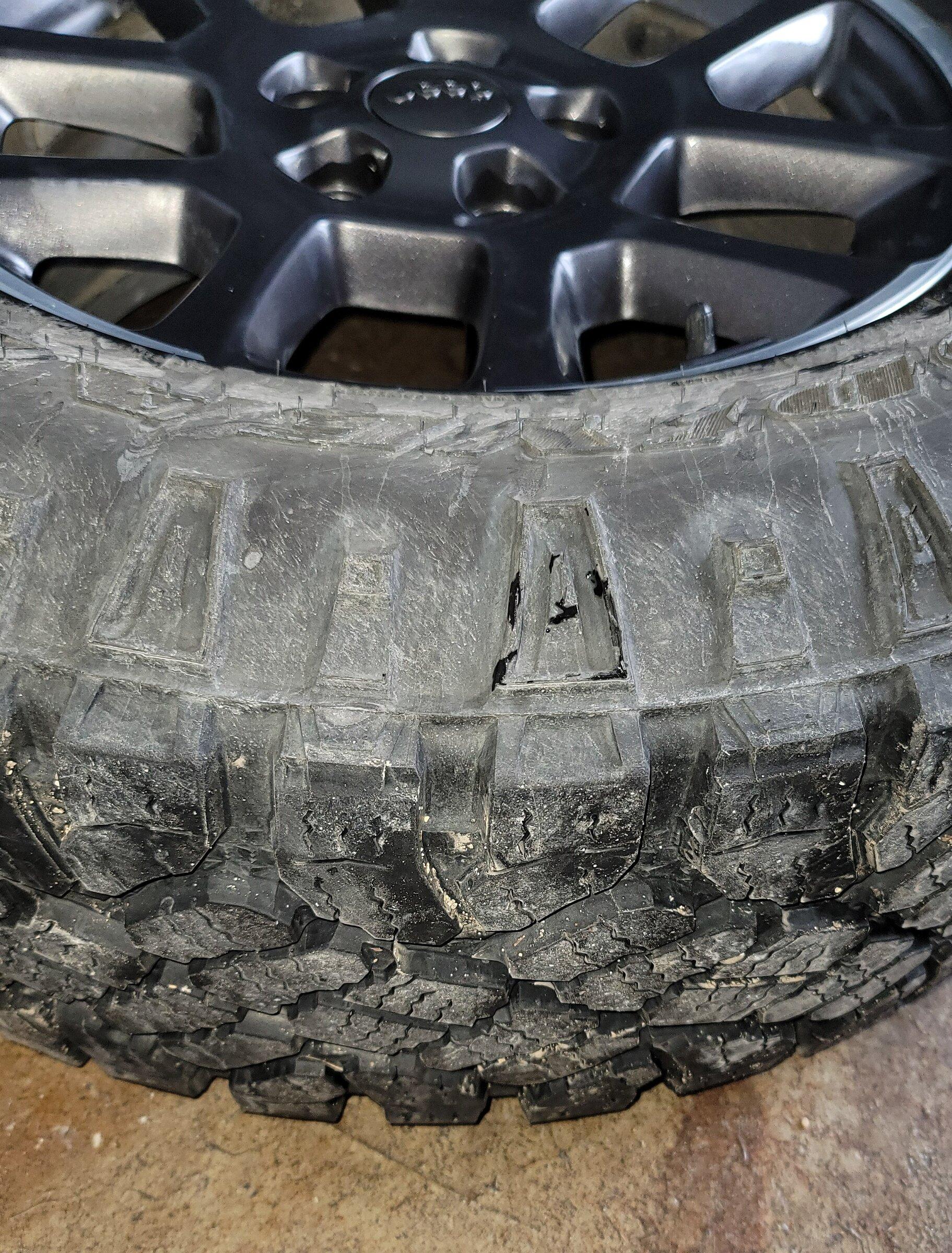 Jeep Gladiator 33" Goodyear Duratracs on 18" Overland Wheels 2021-12-18 09.20.55