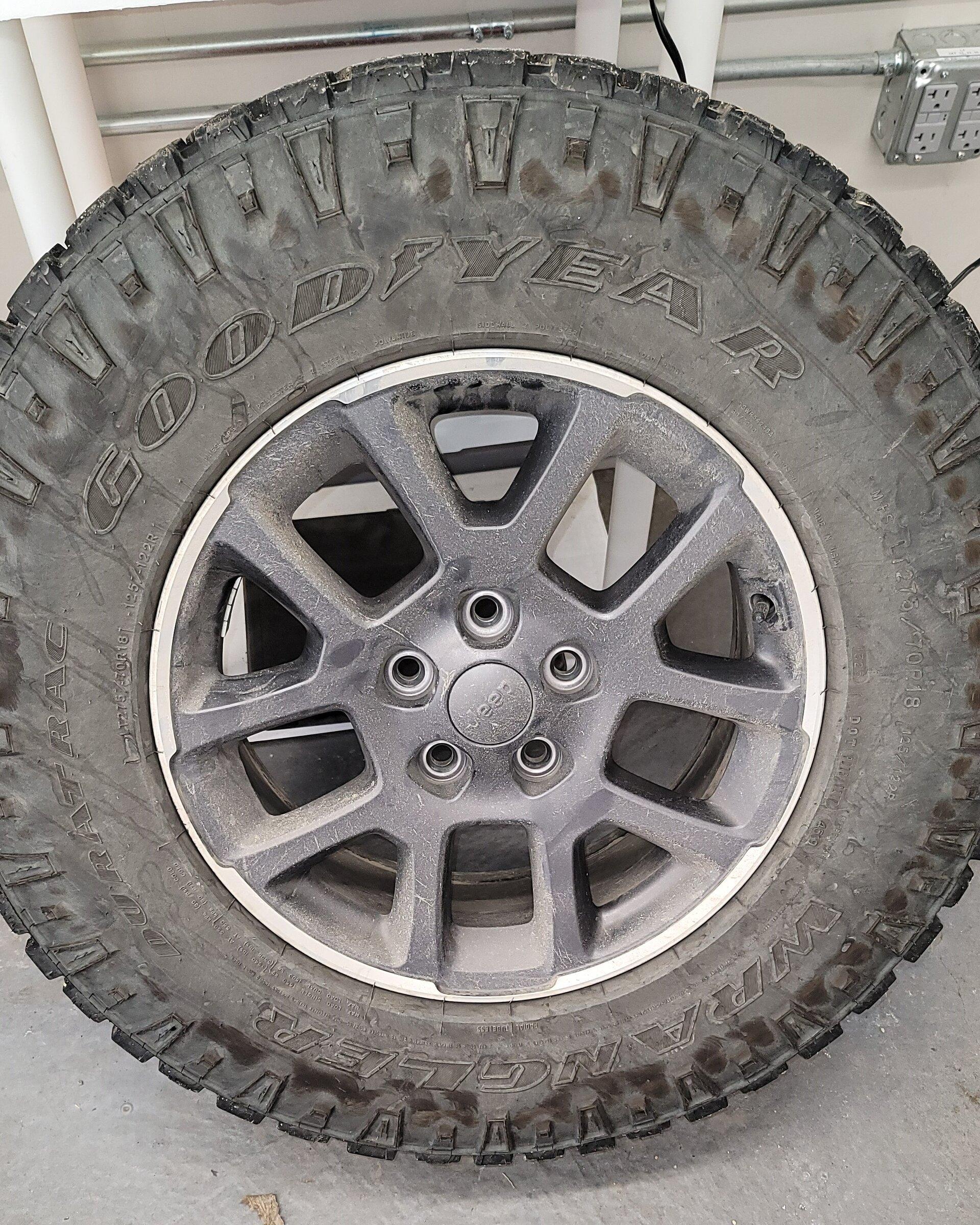 Jeep Gladiator 33" Goodyear Duratracs on 18" Overland Wheels 2021-12-18 09.21.13