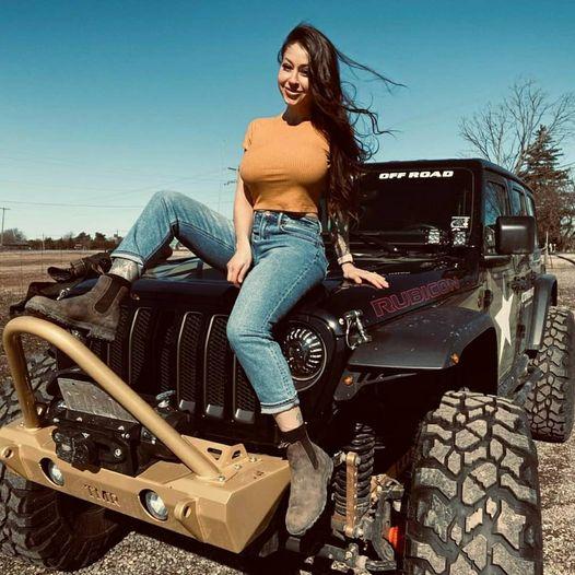 Jeep Gladiator Show off your Santa presents here 182579151_4163487977024042_1980525005571979777_n