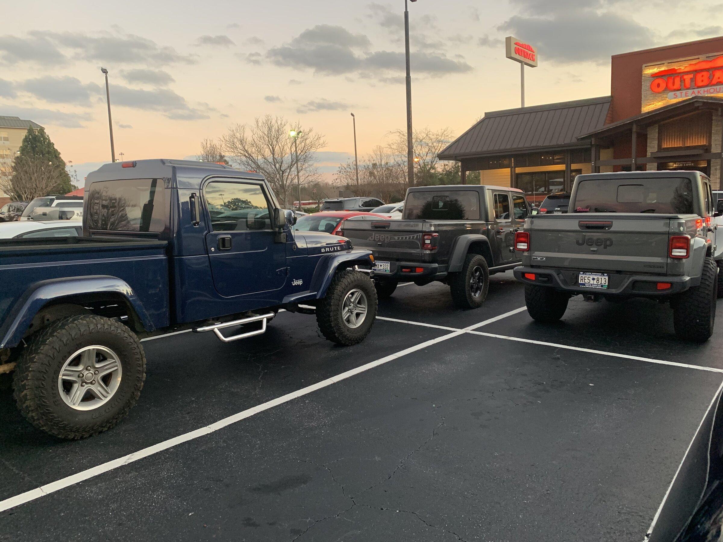 Jeep Gladiator Jeeps Parking Next To Jeeps 2A6EF657-DAC3-4BC2-A1DF-940E8D1CE352