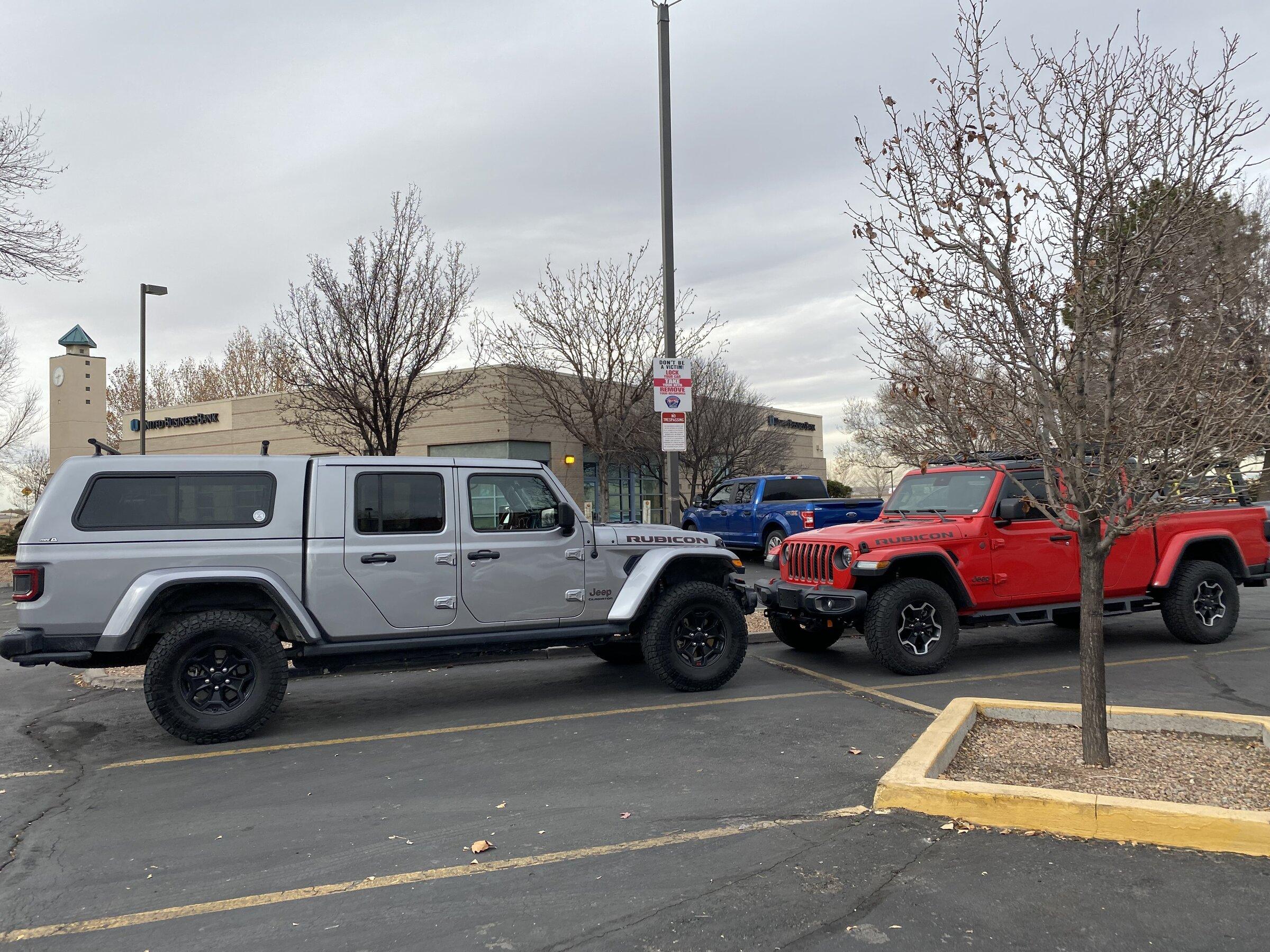 Jeep Gladiator Jeeps Parking Next To Jeeps C01F8011-D217-4416-B6DE-C9C890503625
