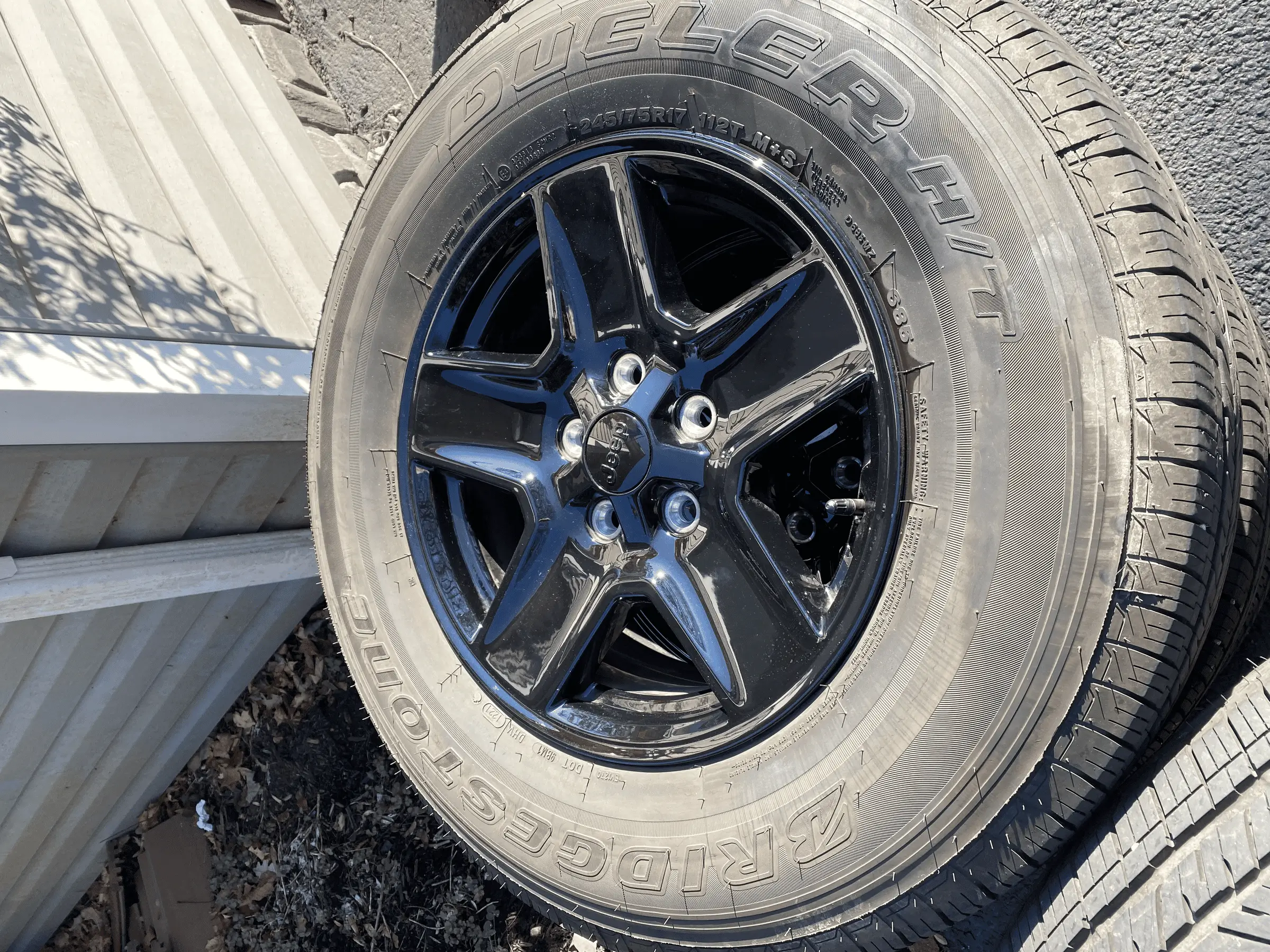 Jeep Gladiator Takeoff Sport tires and wheels, gloss black tempImage4Me9cq
