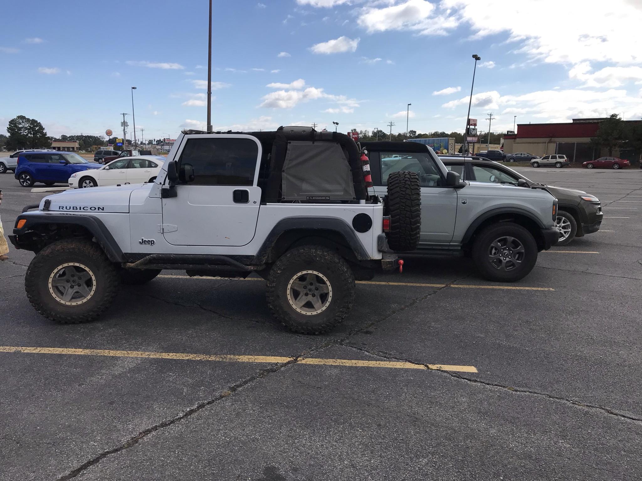 Jeep Gladiator My First Bronco Sighting 6D2632DE-8AD1-45E7-BCD8-4DCEE6FBC9D6