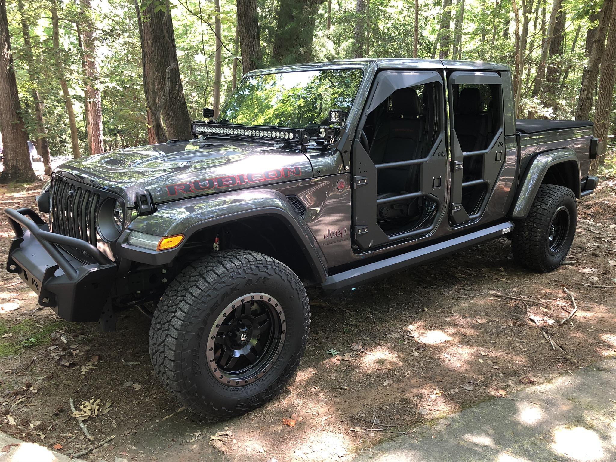 Jeep Gladiator Big part out. Cool stuff :Fab Fours Bed Rack, Rigid lights, 9FBB15E5-E719-4950-A64A-D918643FE473