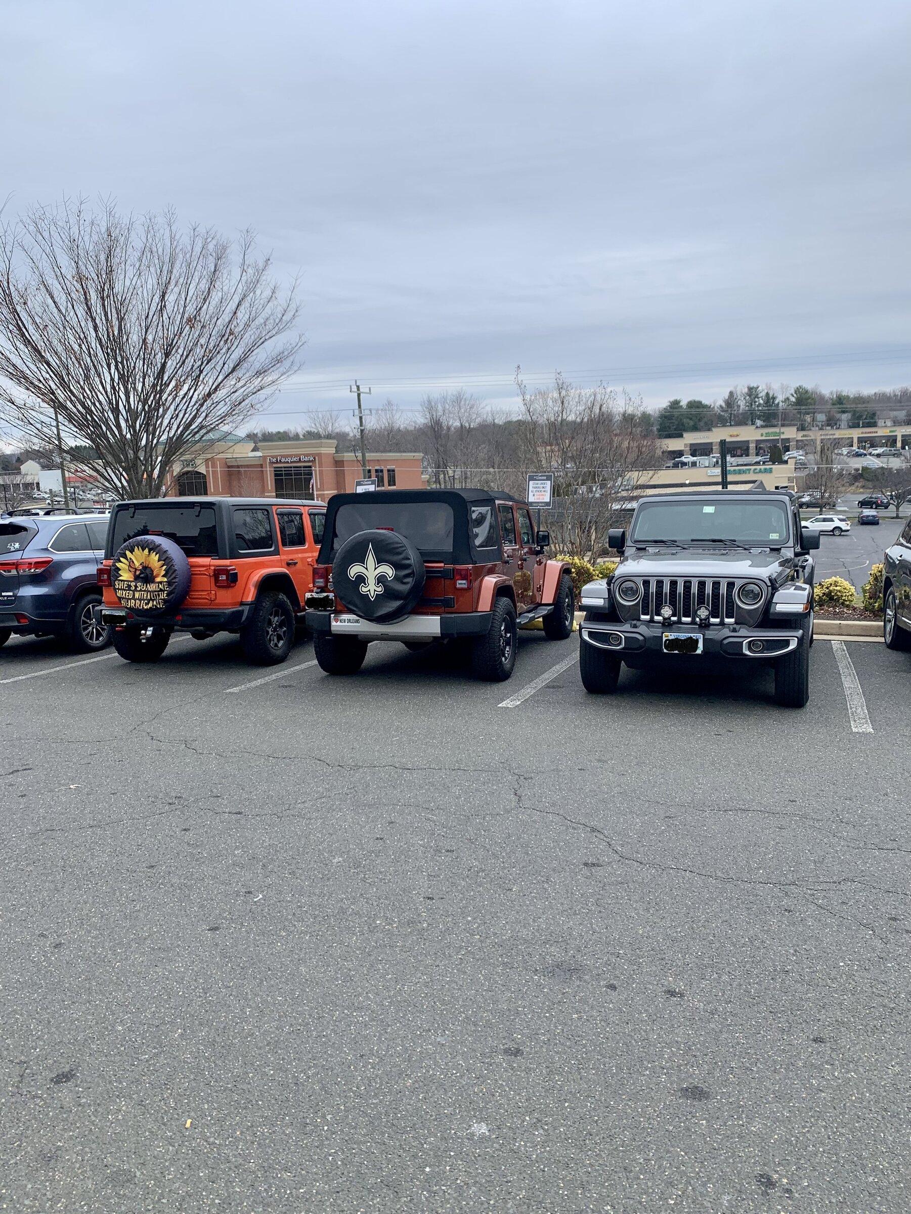 Jeep Gladiator Jeeps Parking Next To Jeeps 00D7CA1E-F568-49EF-AC76-4FFDE50C2BED