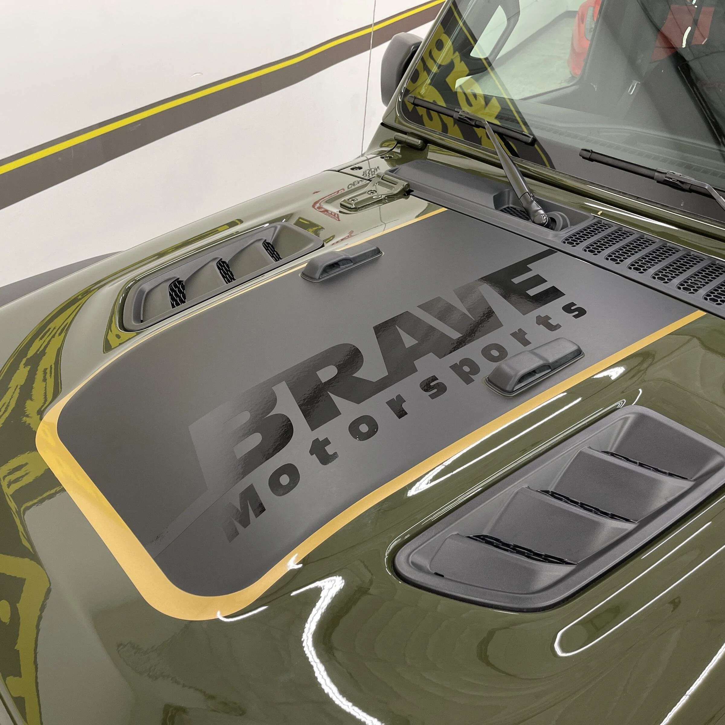 Jeep Gladiator Hood graphics - Mojave, Rubicon and Sport/Overland:  photos and info Brave JL 04