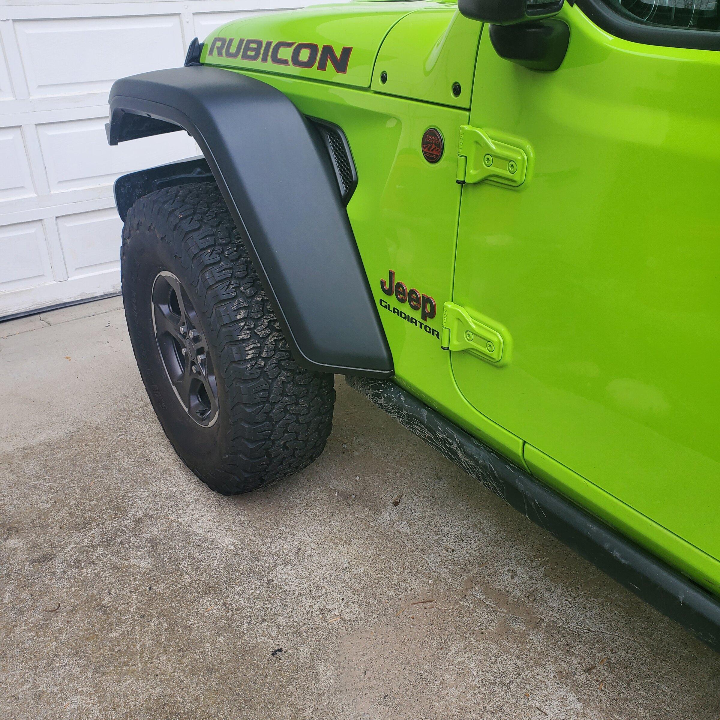 Jeep Gladiator Keeping door handles clean (extended fender flares?) 20211219_120049