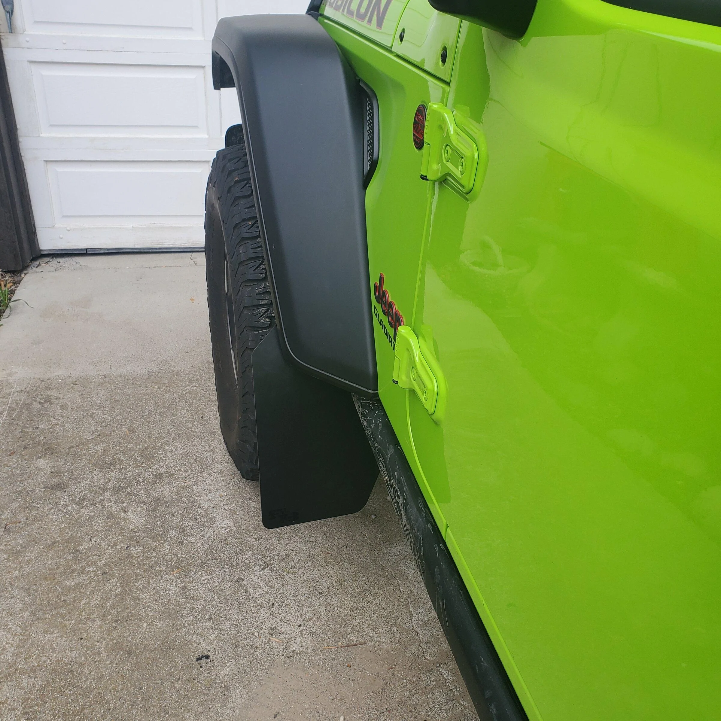 Jeep Gladiator Keeping door handles clean (extended fender flares?) 20211219_125457