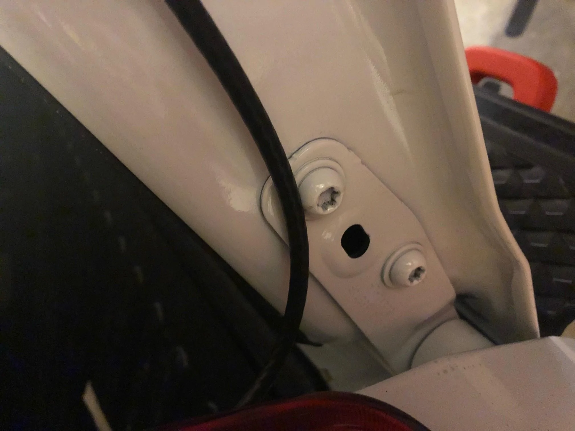 Jeep Gladiator Tailgate noise when closing, is it normal? Cable caught 1