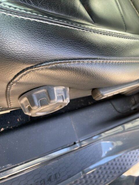Jeep Gladiator Lets talk about front seat quality..... IMG_5348