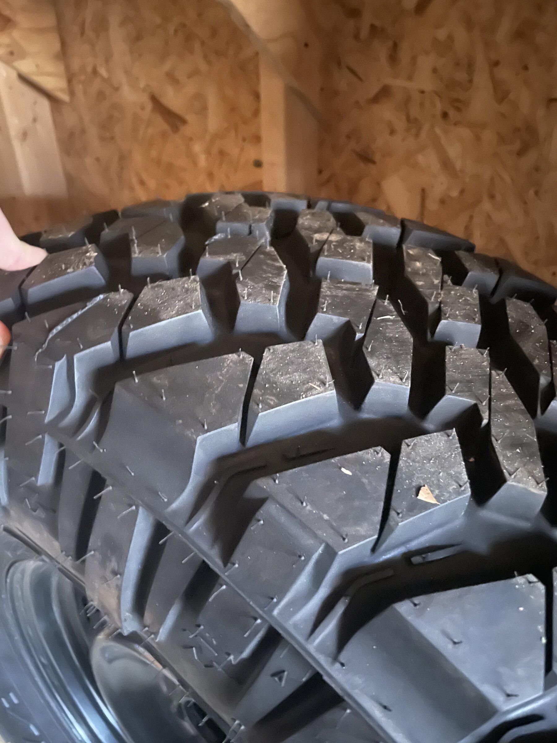 Jeep Gladiator (1) Nitto Trail Grappler MT D050808B-4E8F-40B9-9F05-2819C6C8CBA5