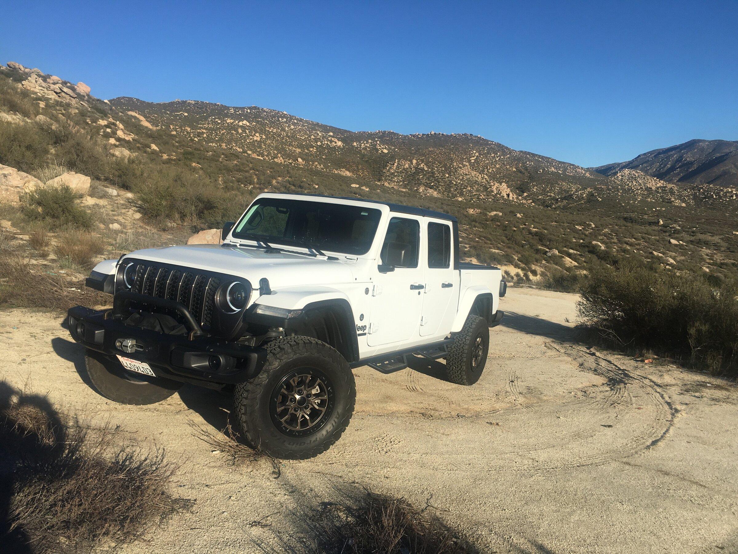 Jeep Gladiator WTB Bright White Rubicon Front Fenders. with rubi fenders.JPG