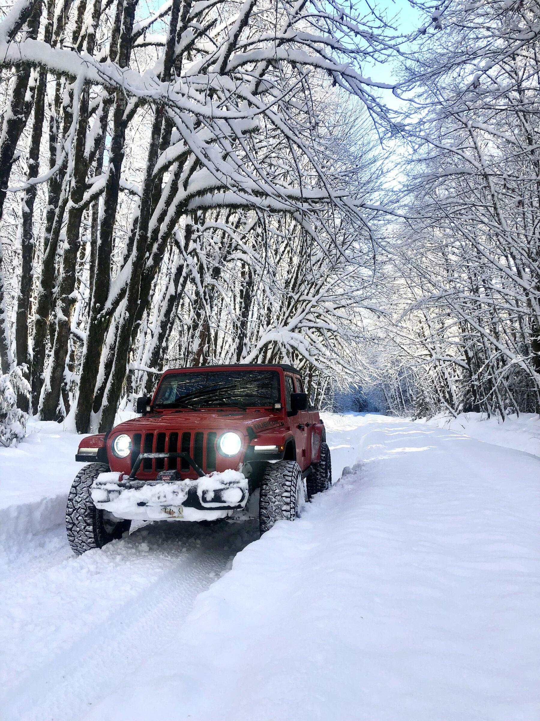 Jeep Gladiator Snow Pictures DB7C09BB-ED9C-4170-8FF8-366D1041DE1F