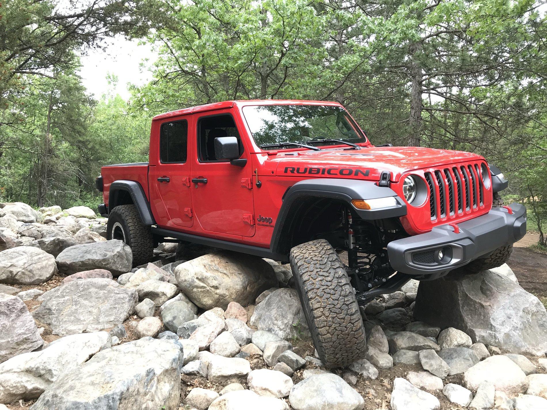Jeep Gladiator FIRECRACKER RED Gladiator JT Club posin