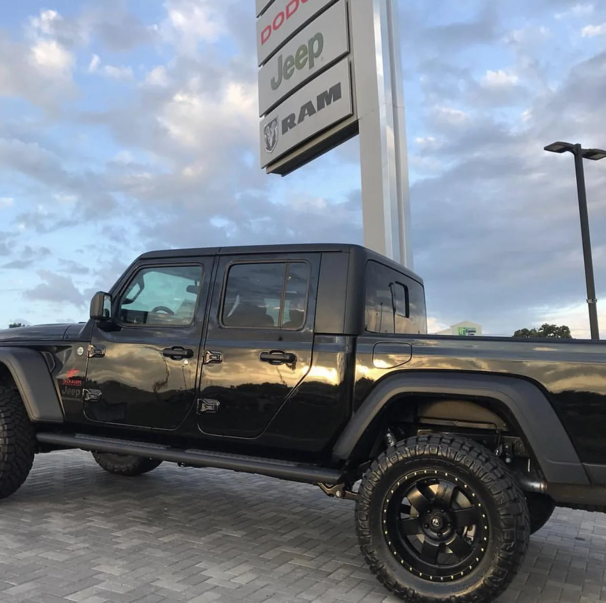 Jeep Gladiator BLACK Gladiator JT Club 1E35AC93-0048-4FF7-BB6E-F63EC856BFC3