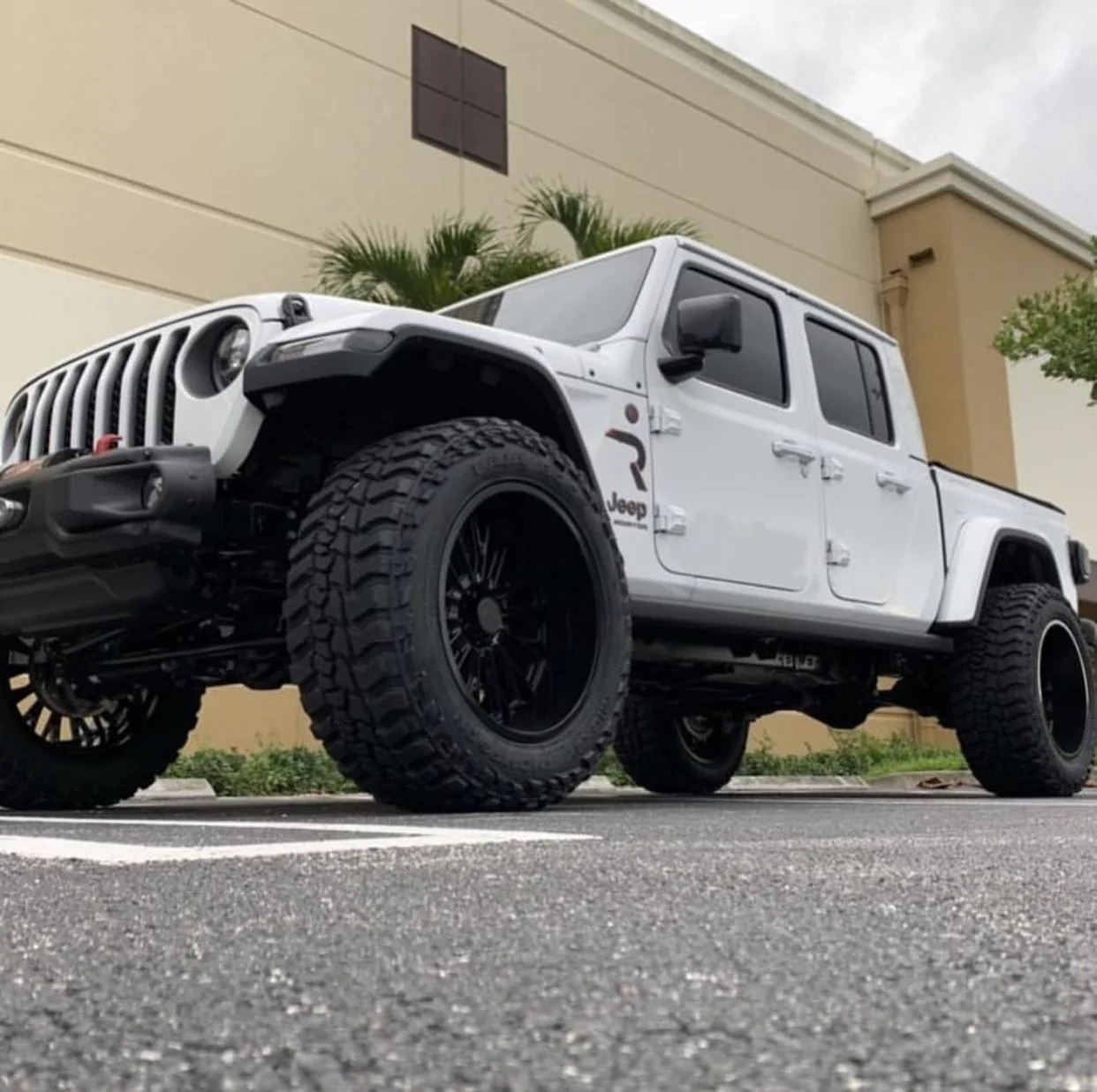 Jeep Gladiator BRIGHT WHITE Gladiator JT Club F013C2C4-C114-413A-9B92-9AFC84A58ABD