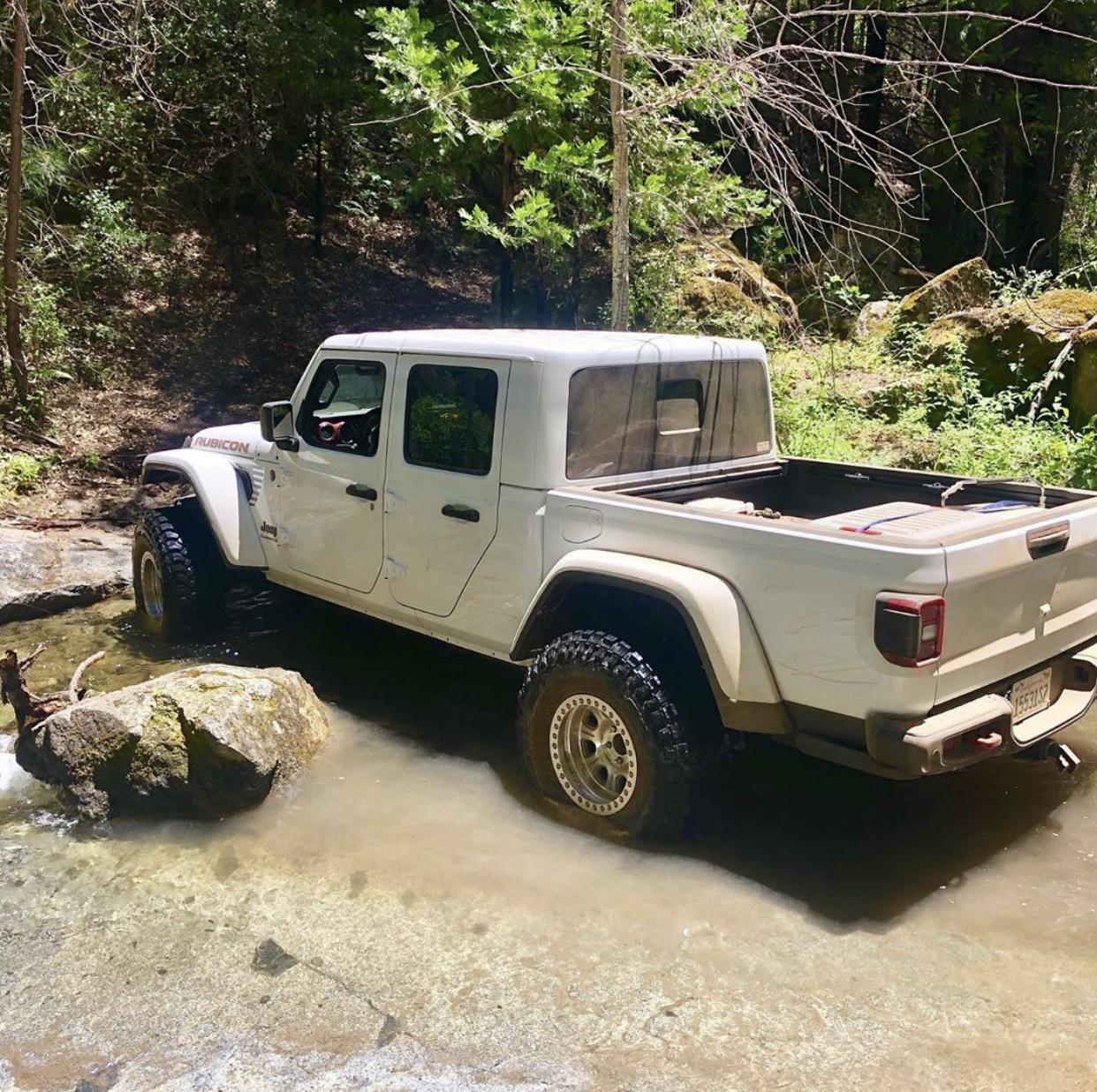 Jeep Gladiator BRIGHT WHITE Gladiator JT Club 7A8A2095-7E50-4336-ACEA-F81A7373C344