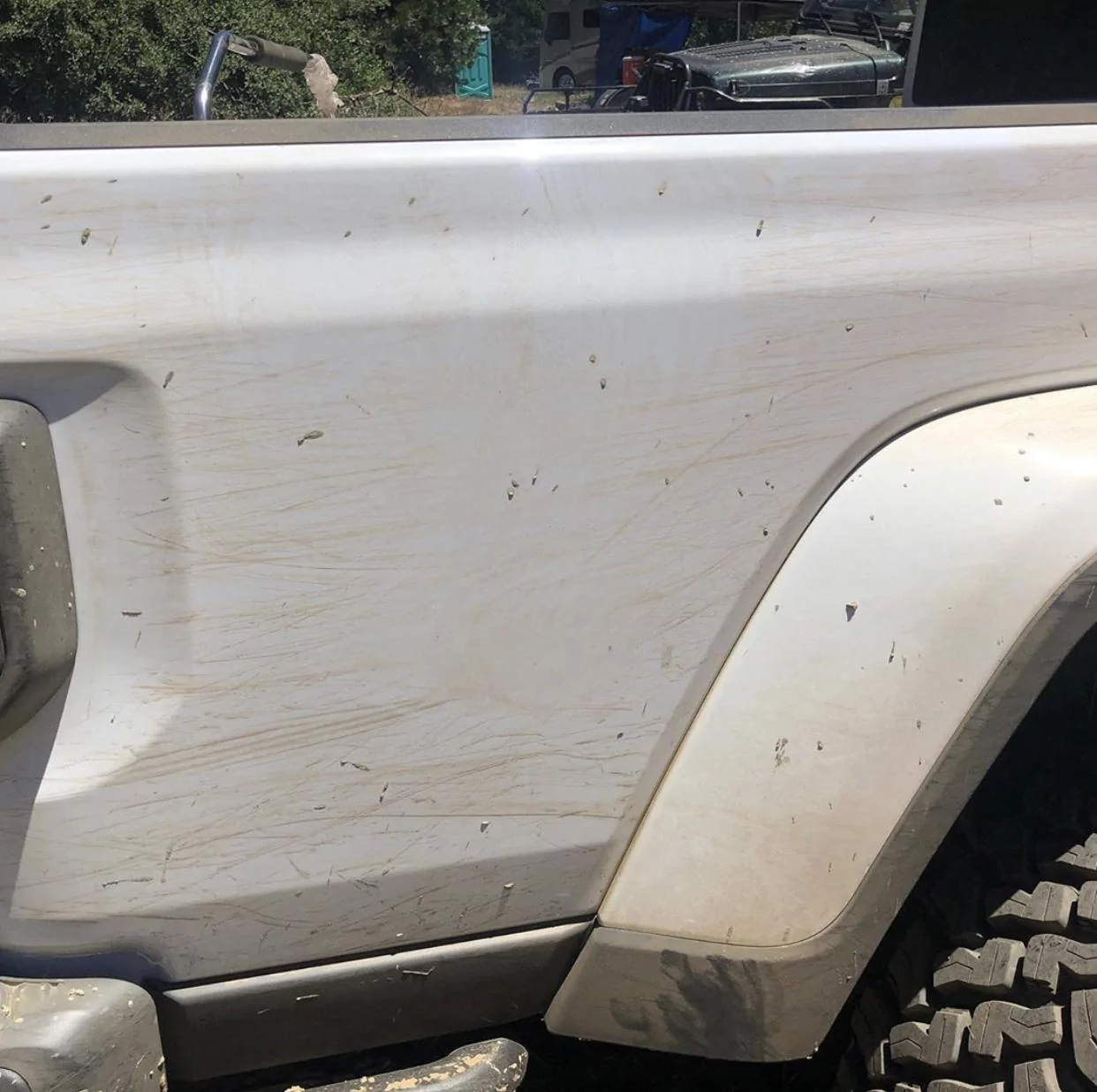 Jeep Gladiator BRIGHT WHITE Gladiator JT Club 88E1496B-6856-4528-8EE3-B531C49E5D5D