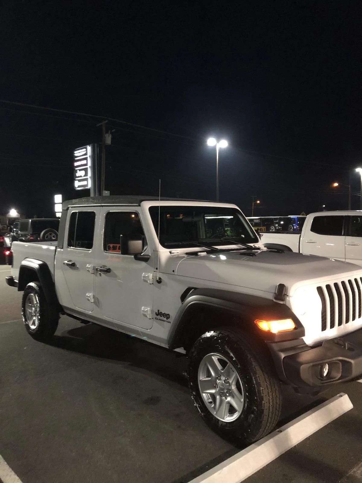 Jeep Gladiator BRIGHT WHITE Gladiator JT Club 903F889D-16FC-44CA-BBC2-6A14E51B2E78