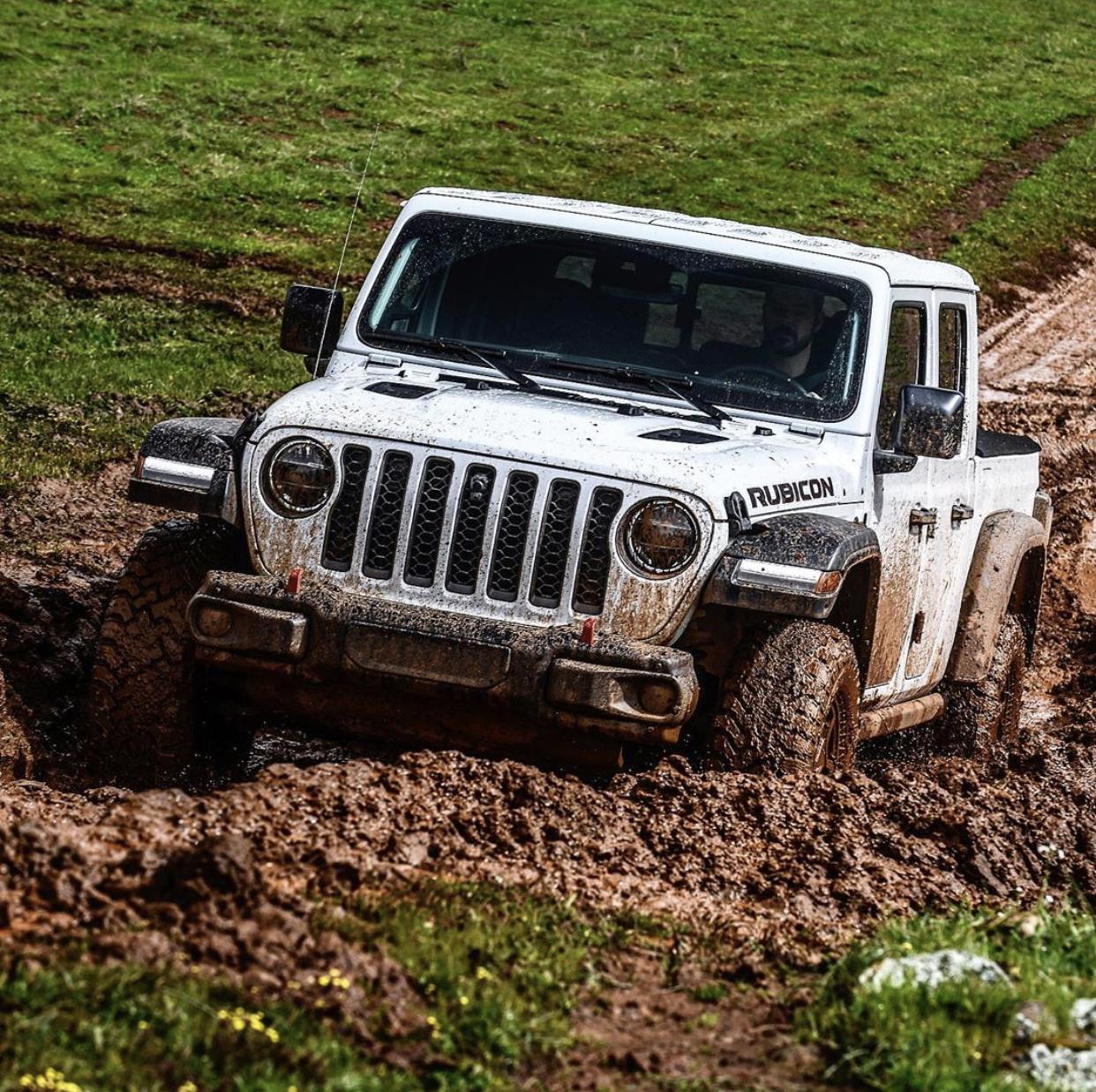 Jeep Gladiator BRIGHT WHITE Gladiator JT Club 27C064AE-FBA4-44DF-A10D-30CD6261C1F0