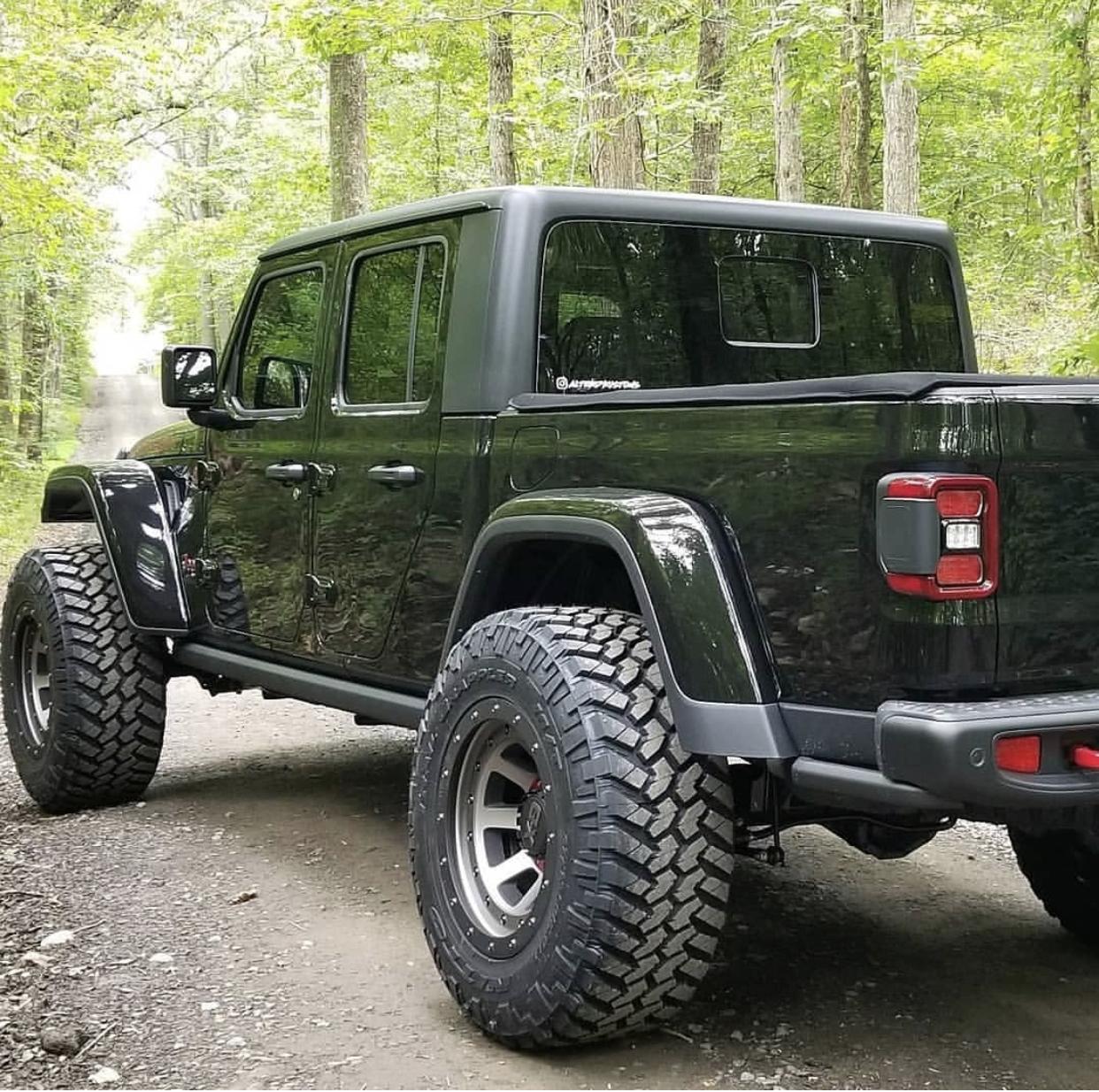Jeep Gladiator BLACK Gladiator JT Club B2F2C172-56CD-46E0-BA42-D8F30DEF1917