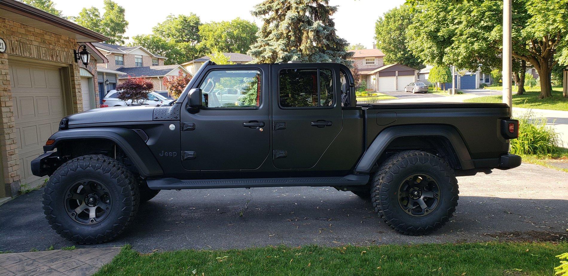 Jeep Gladiator 37's on My Stock Height JT Sport hfj,cyghd