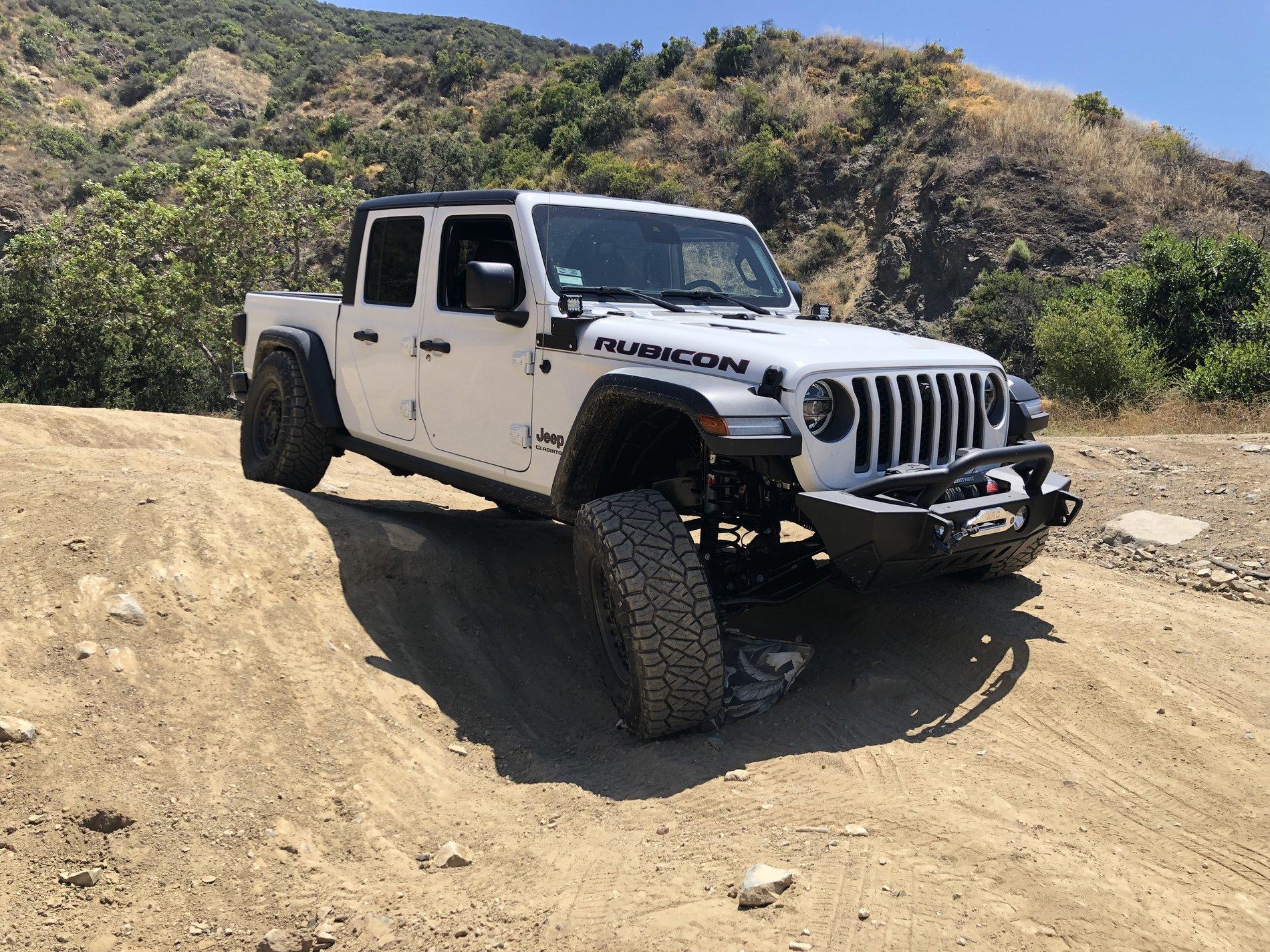 Jeep Gladiator BRIGHT WHITE Gladiator JT Club 41939A55-CA25-49AA-AA49-8442341ECB16