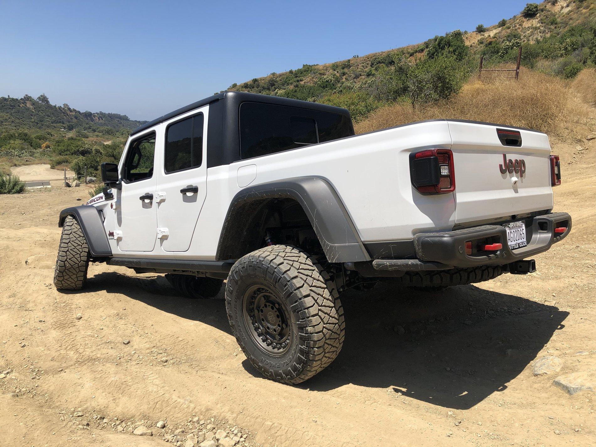 Jeep Gladiator BRIGHT WHITE Gladiator JT Club 2E71ACC4-AF59-48B2-9B29-BBE3643783C2