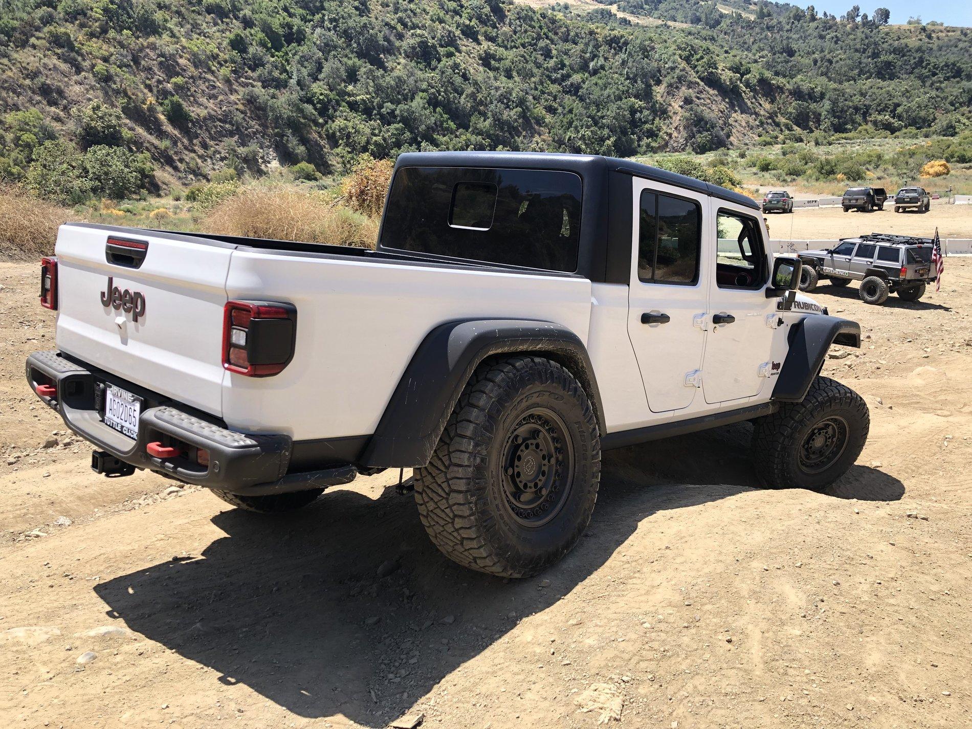 Jeep Gladiator BRIGHT WHITE Gladiator JT Club C5985B69-A40C-48C6-B5C3-B603621E3D91