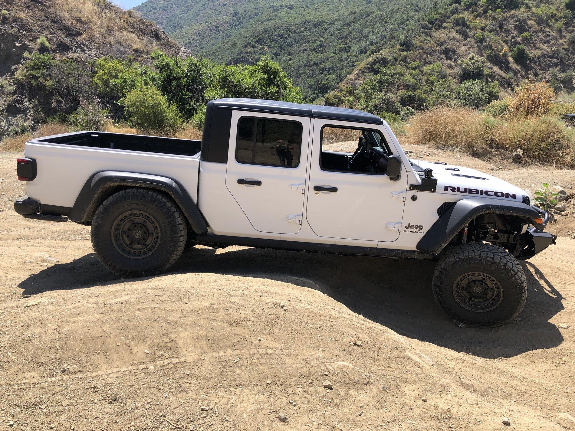 Jeep Gladiator BRIGHT WHITE Gladiator JT Club 60C5AC3B-1D8C-4FC3-86A7-E642EBC53C76