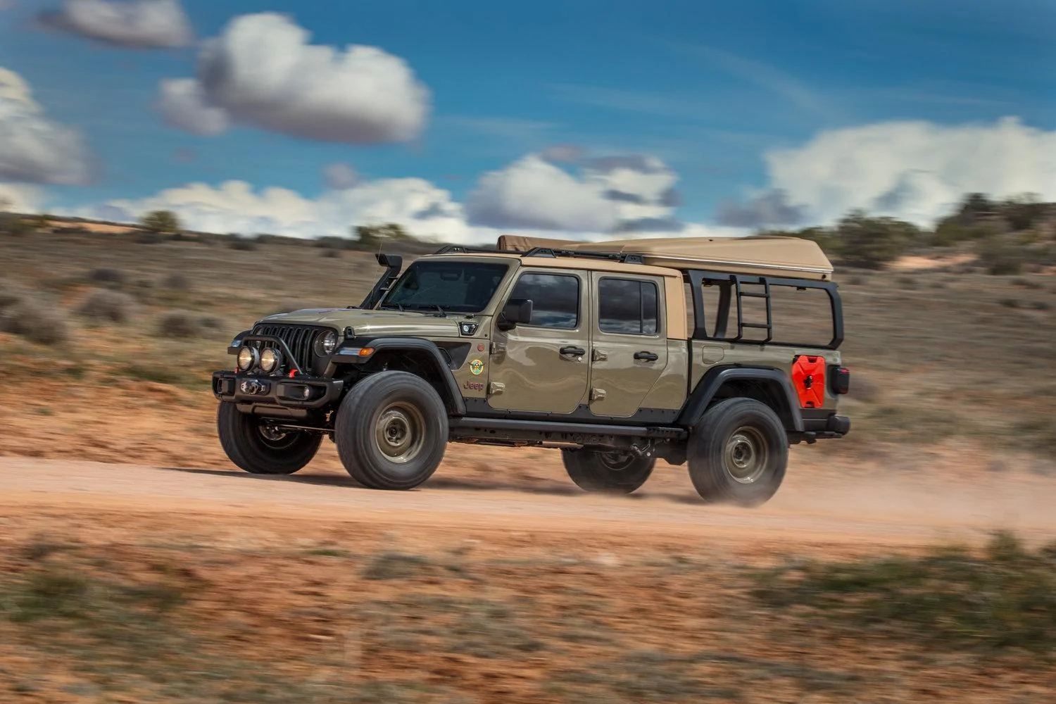 Jeep Gladiator Design Manager insight on Jeep Wayout Concept. 37" spare tire fits aired down! 30BB5400-3CC8-41ED-B422-5B68880BAF9F