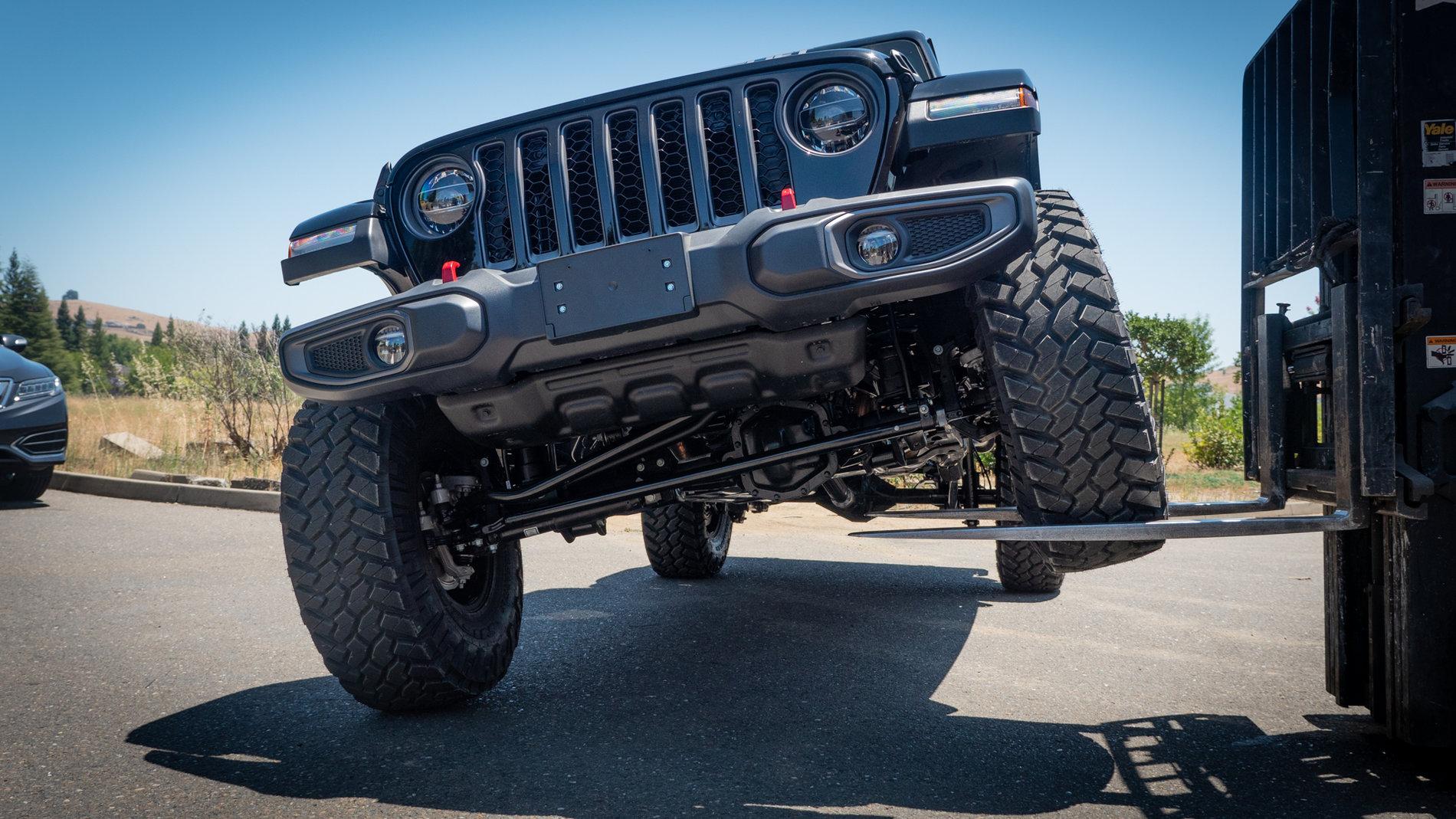 Jeep Gladiator Lifting our 2020 JT Rubicon - NOT MOPAR LIFT - P1030474