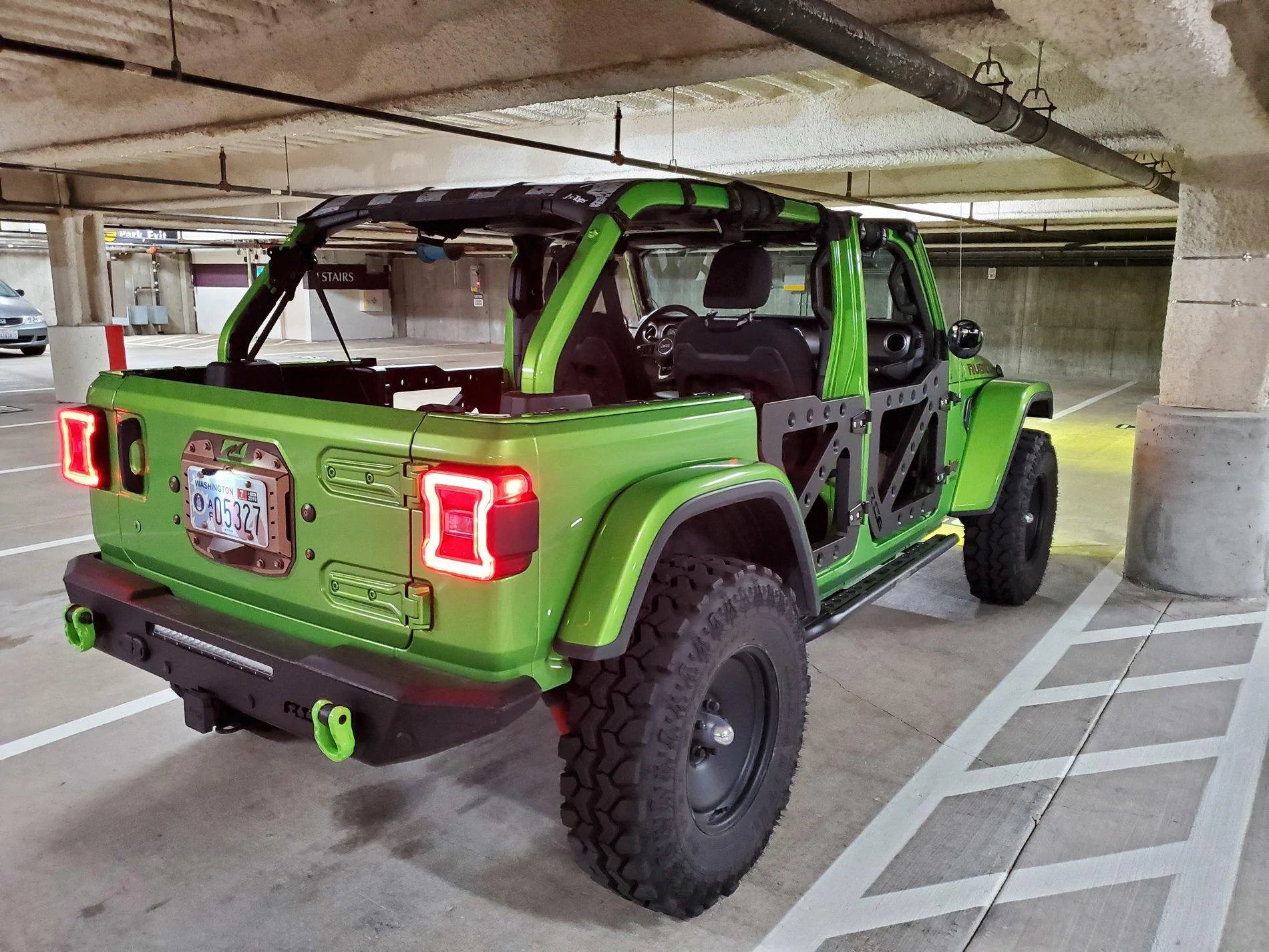 Jeep Gladiator Design Manager insight on Jeep Wayout Concept. 37" spare tire fits aired down! 20190507_083842