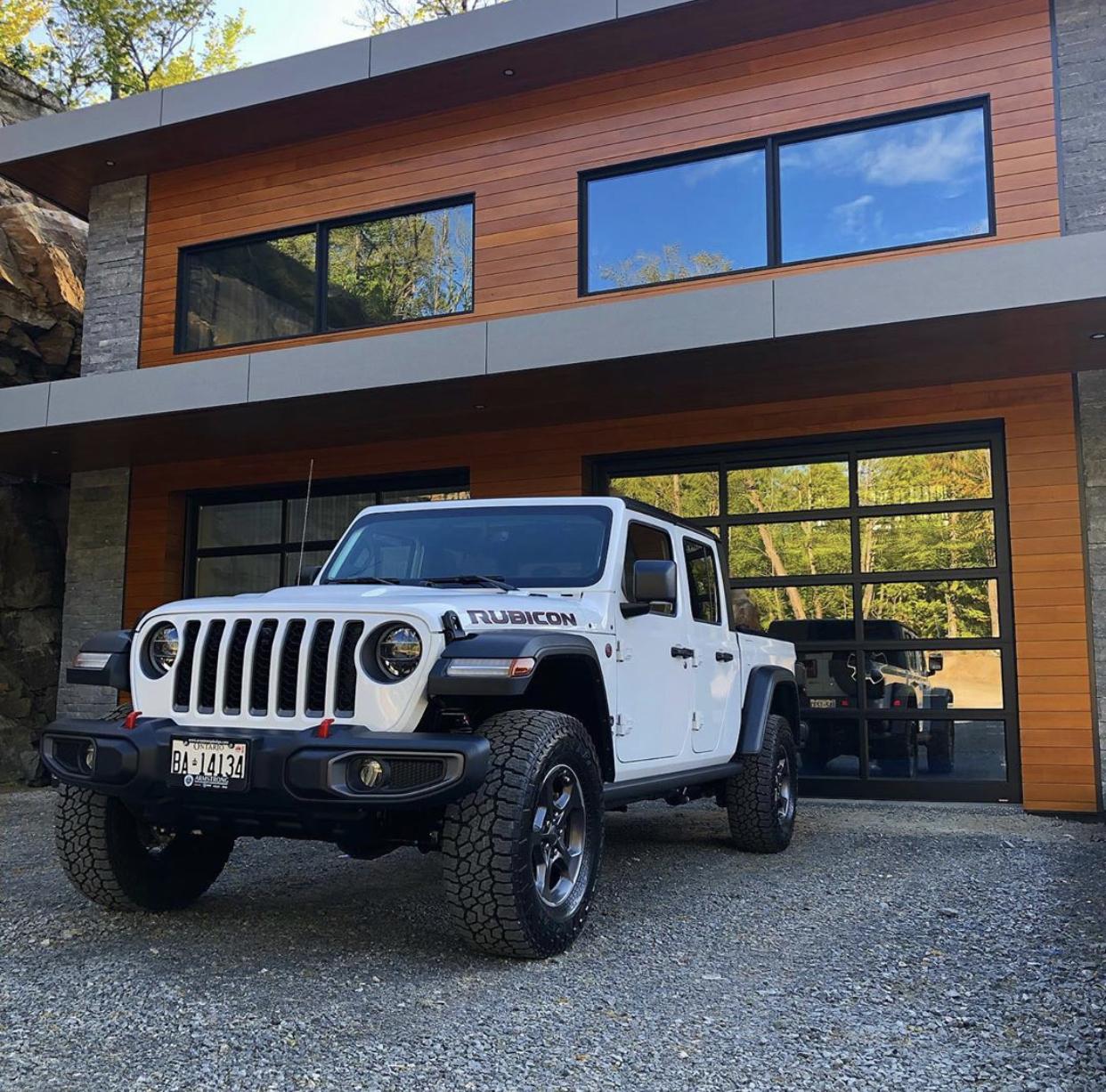 Jeep Gladiator BRIGHT WHITE Gladiator JT Club 1365AFA6-37EB-400D-8A23-6EC0FDCF800C