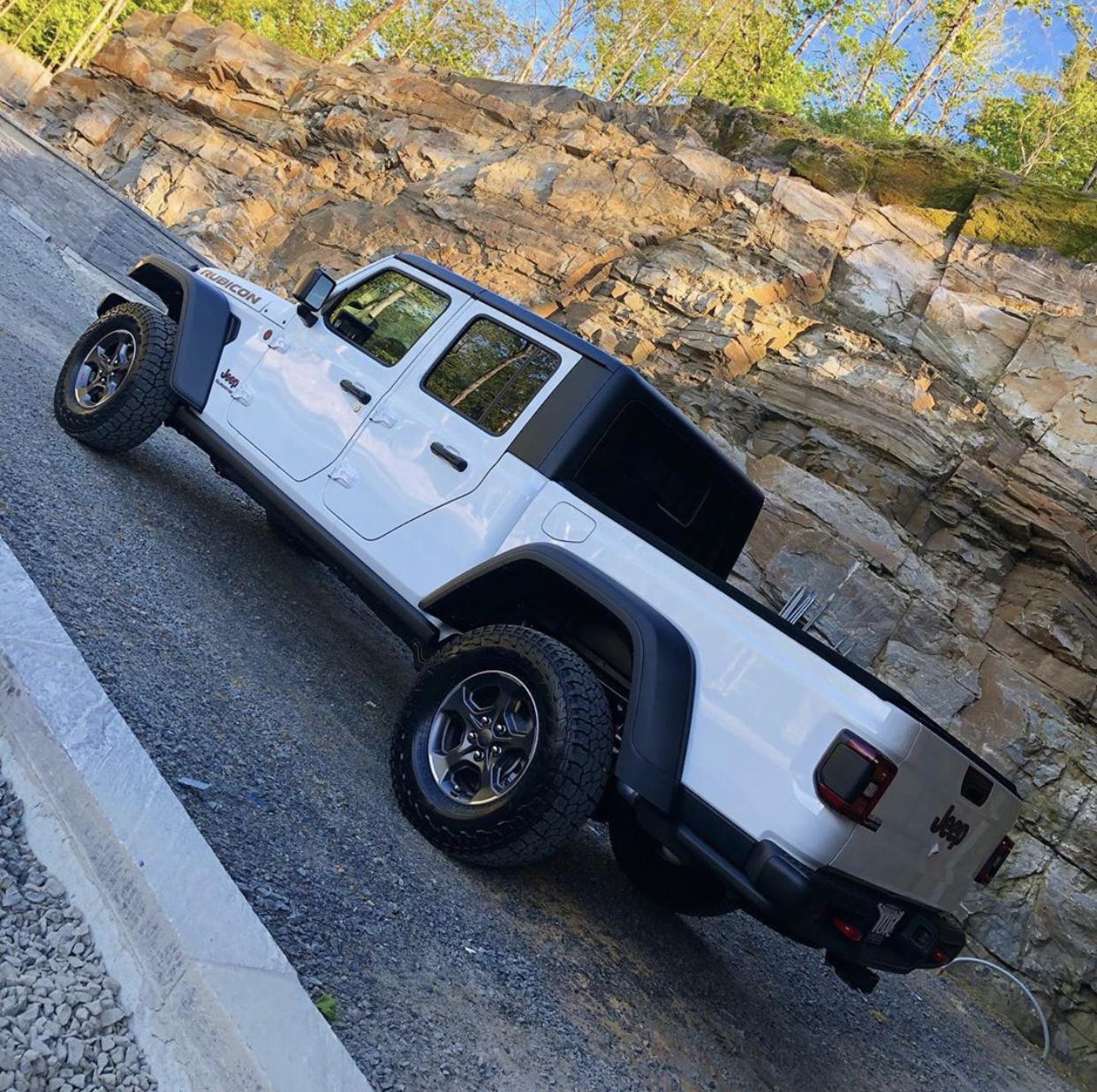 Jeep Gladiator BRIGHT WHITE Gladiator JT Club BFAF0DDB-48B1-4BA1-AD4D-13EEA1A79C24