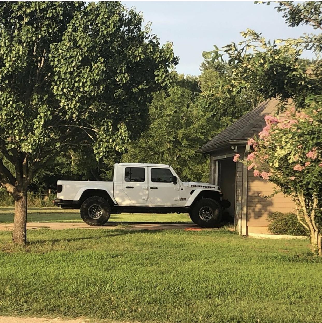 Jeep Gladiator BRIGHT WHITE Gladiator JT Club 906C8C3E-938D-46A8-BC18-40EF4C99A29A