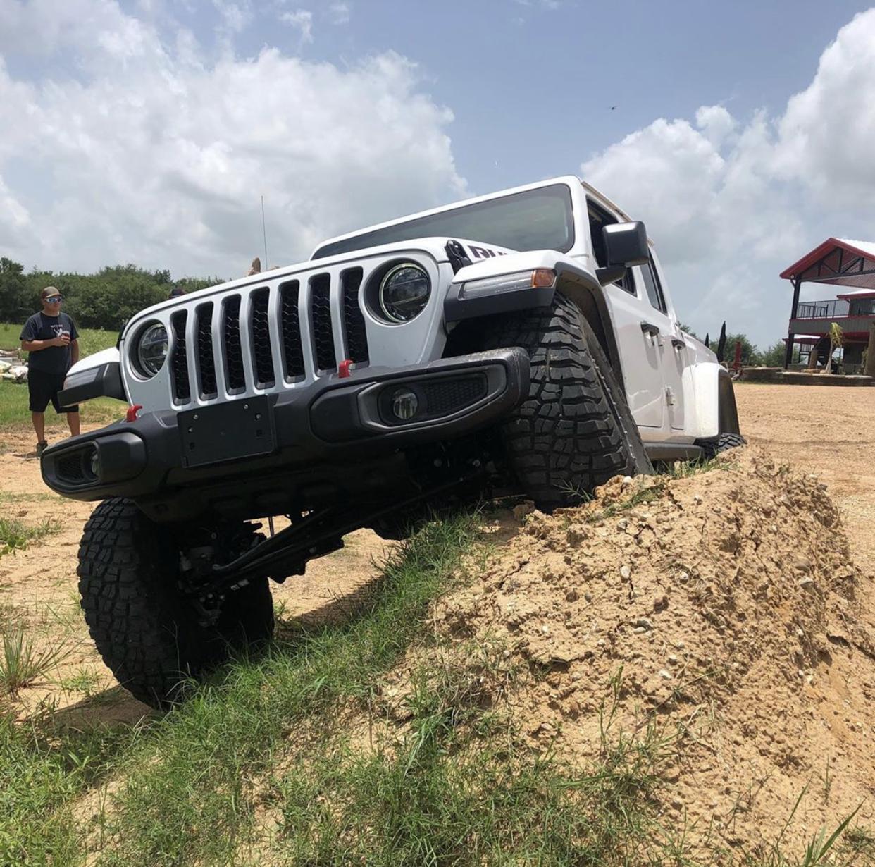 Jeep Gladiator BRIGHT WHITE Gladiator JT Club 71438614-BA17-40D1-AA33-981C2ABCF458