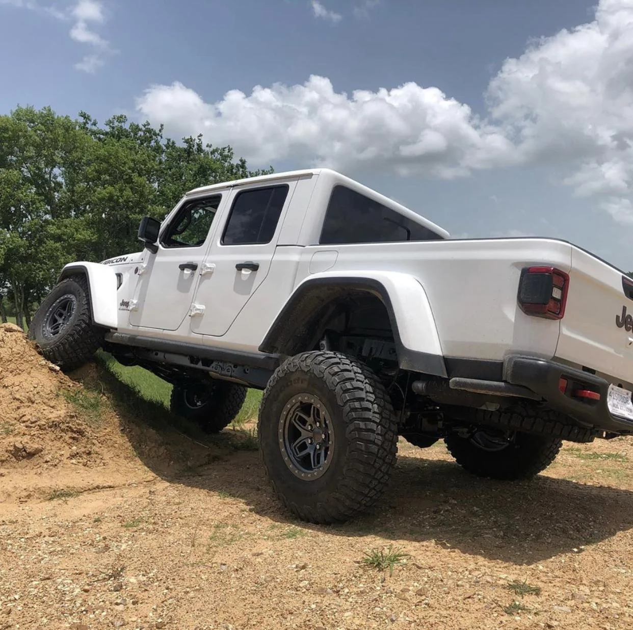 Jeep Gladiator BRIGHT WHITE Gladiator JT Club F4DF6919-E5A8-4038-8C40-5611F3248474