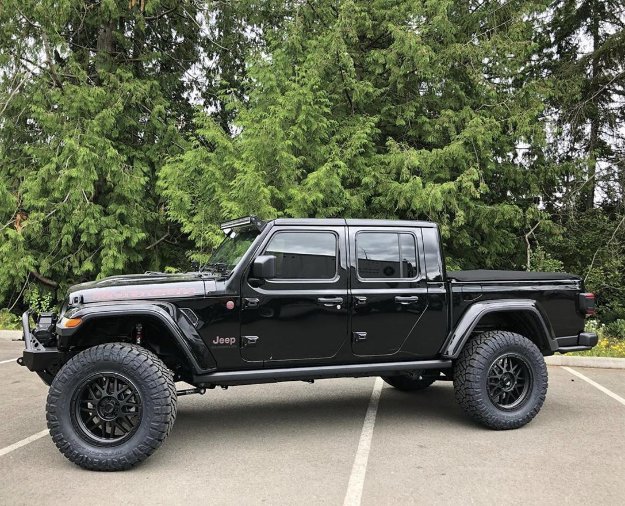 Jeep Gladiator BLACK Gladiator JT Club D6250C9B-E508-42B4-B3BC-41CED24CE8EB