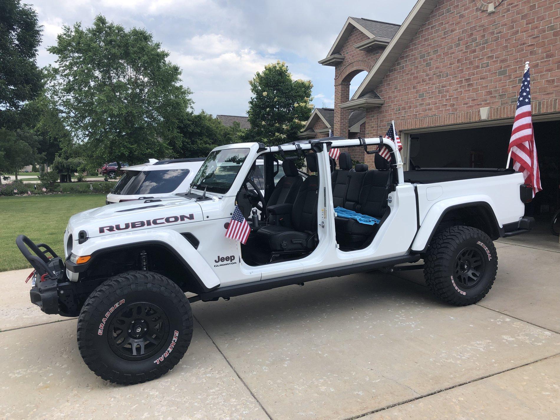 Jeep Gladiator BRIGHT WHITE Gladiator JT Club 17343133-6705-402E-8DFE-626E1CB02EBB