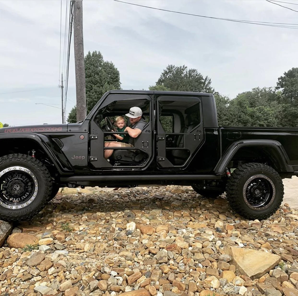 Jeep Gladiator BLACK Gladiator JT Club 532599AF-20BD-4724-86EA-6F3715C66D45
