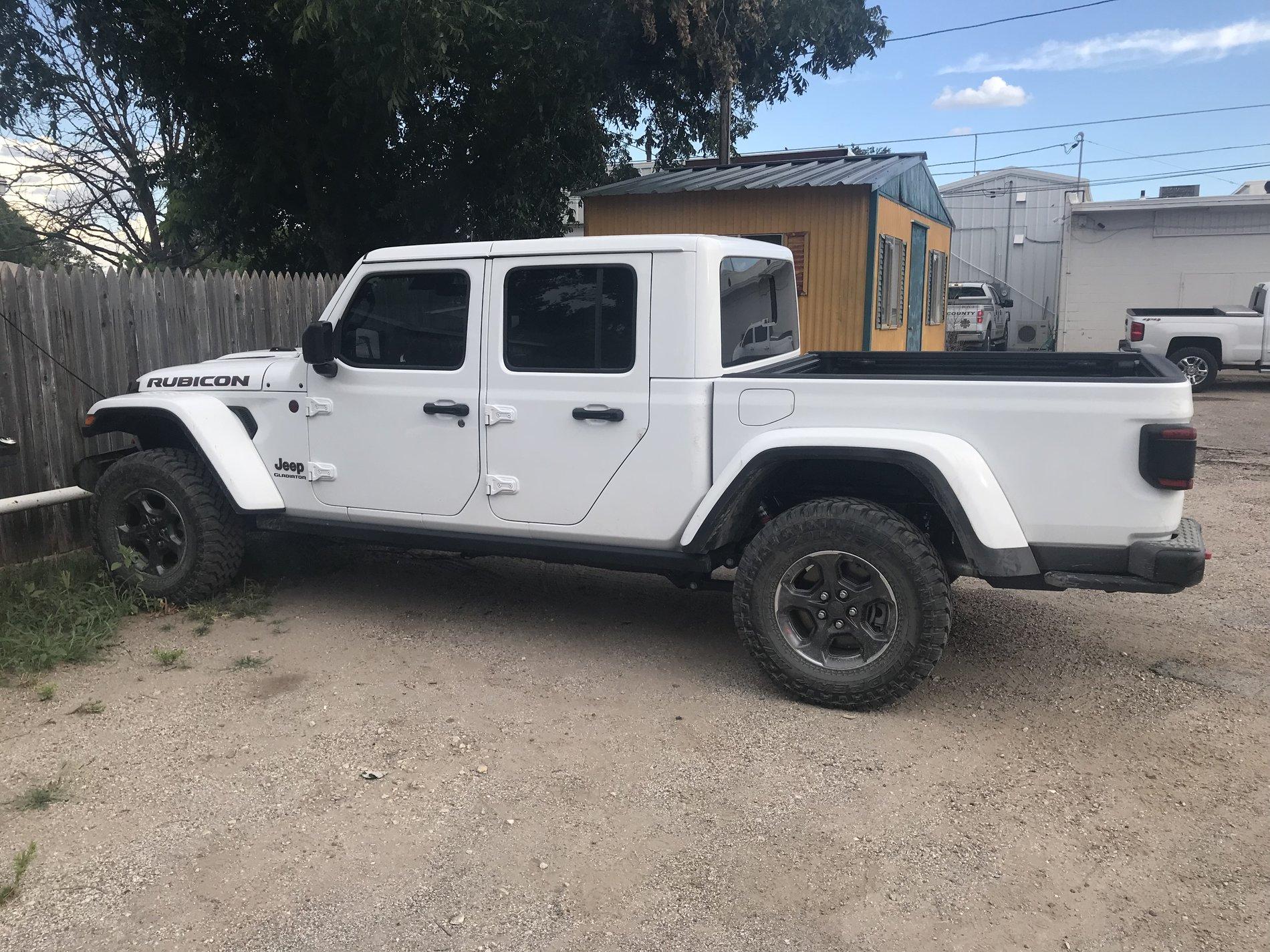 Jeep Gladiator BRIGHT WHITE Gladiator JT Club F2BCB857-5881-4D47-8C44-1052EDDD42DD