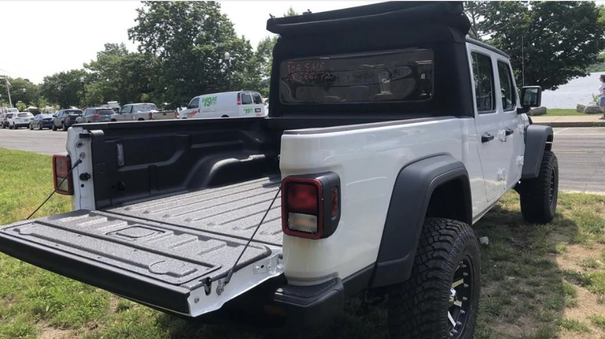 Jeep Gladiator BRIGHT WHITE Gladiator JT Club F6A9F6E3-F61C-4CF4-9053-54C36C7A0E55