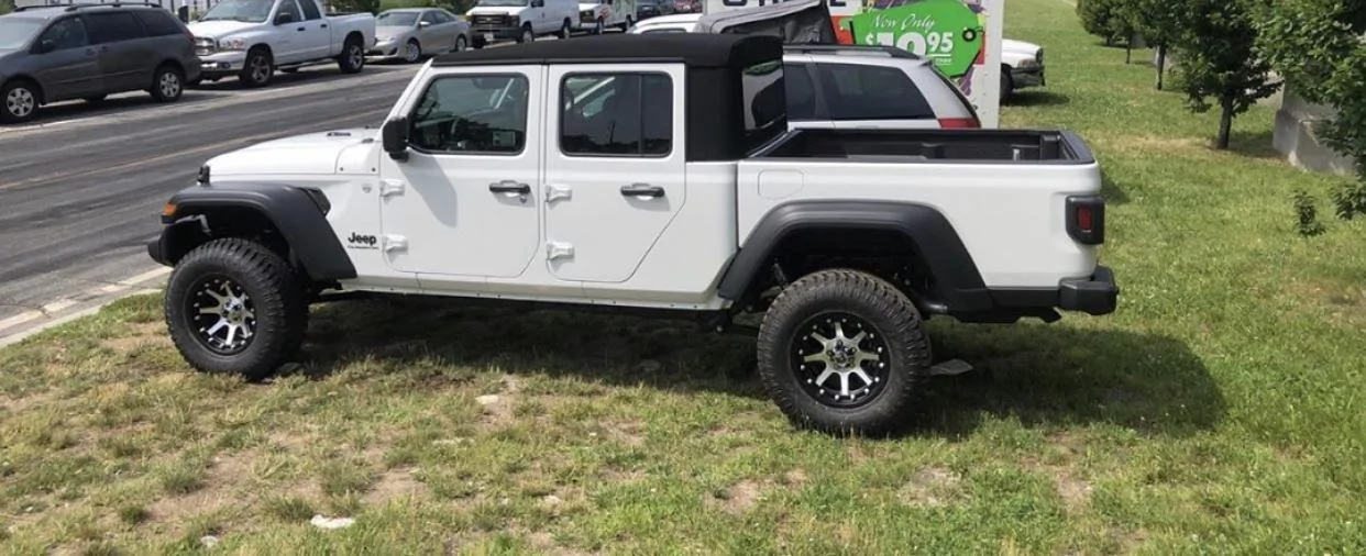 Jeep Gladiator BRIGHT WHITE Gladiator JT Club 38D67A06-B70E-47A2-8AB6-67AFA0D222EC