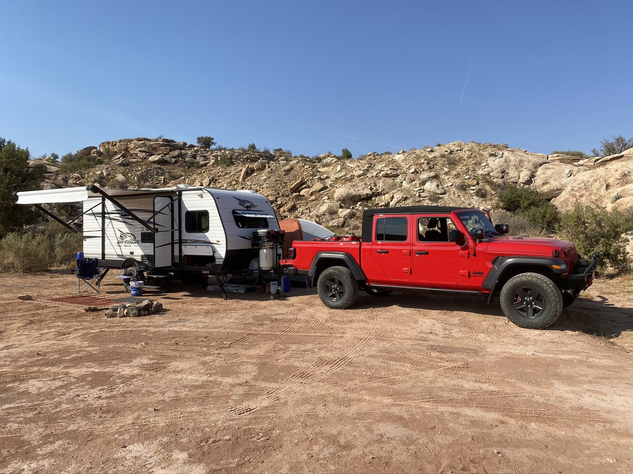 Jeep Gladiator Gladiators and Camper Pictures 95A9A74A-CC62-4C6F-ABE1-63EA70986B3E