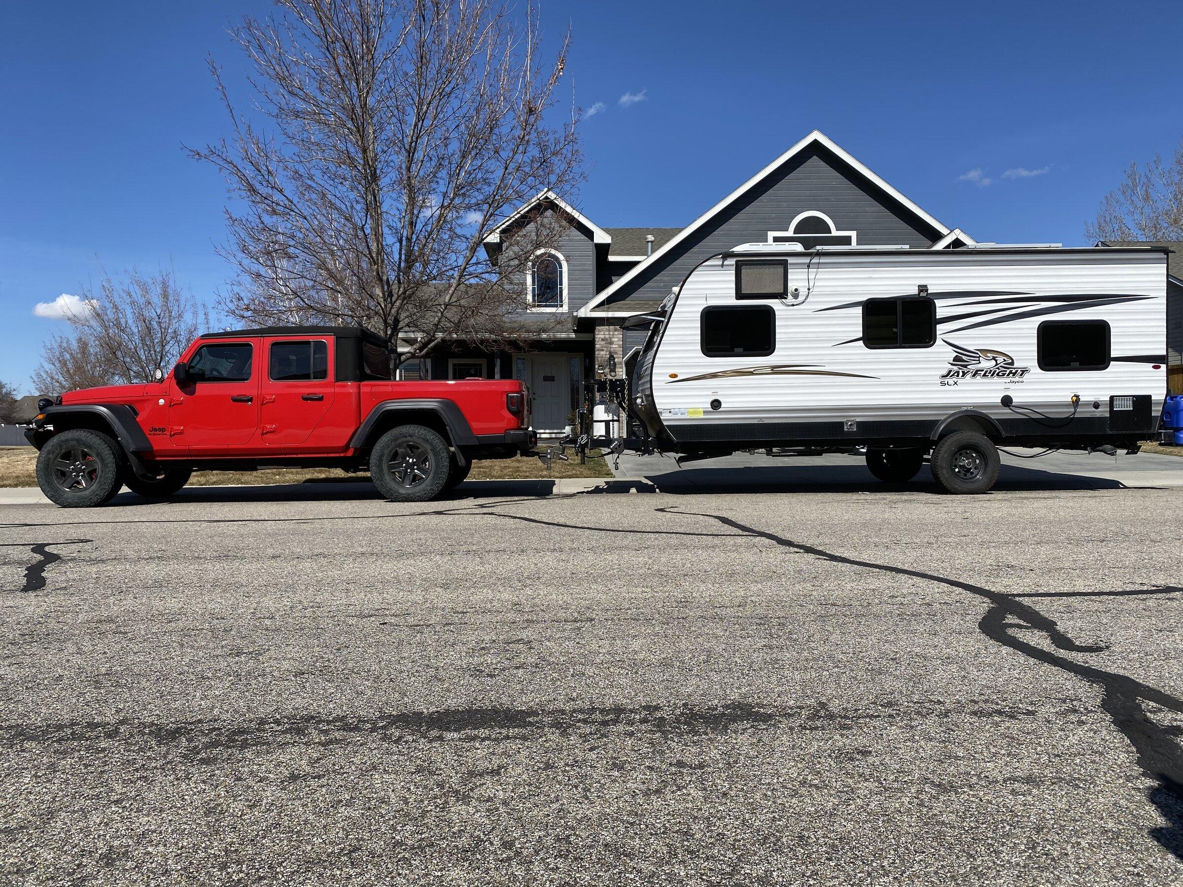 Jeep Gladiator Gladiators and Camper Pictures 691624EF-58F5-45D6-866E-6B292369254D