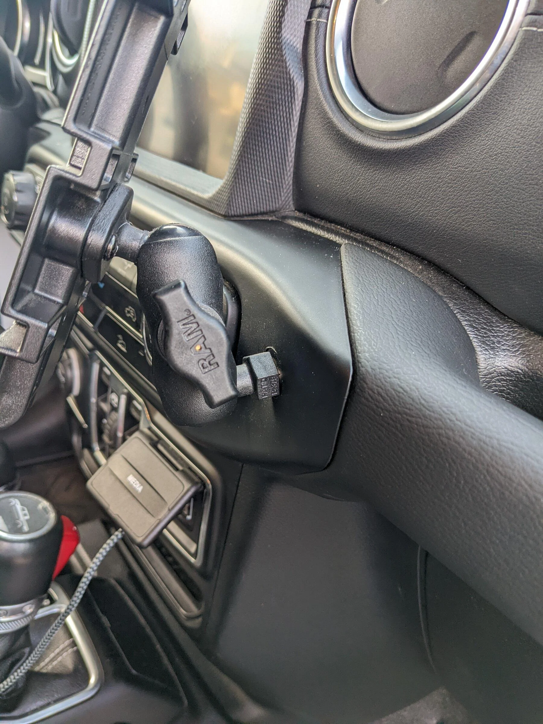 Jeep Gladiator Cell phone holder? PXL_20220110_173646288