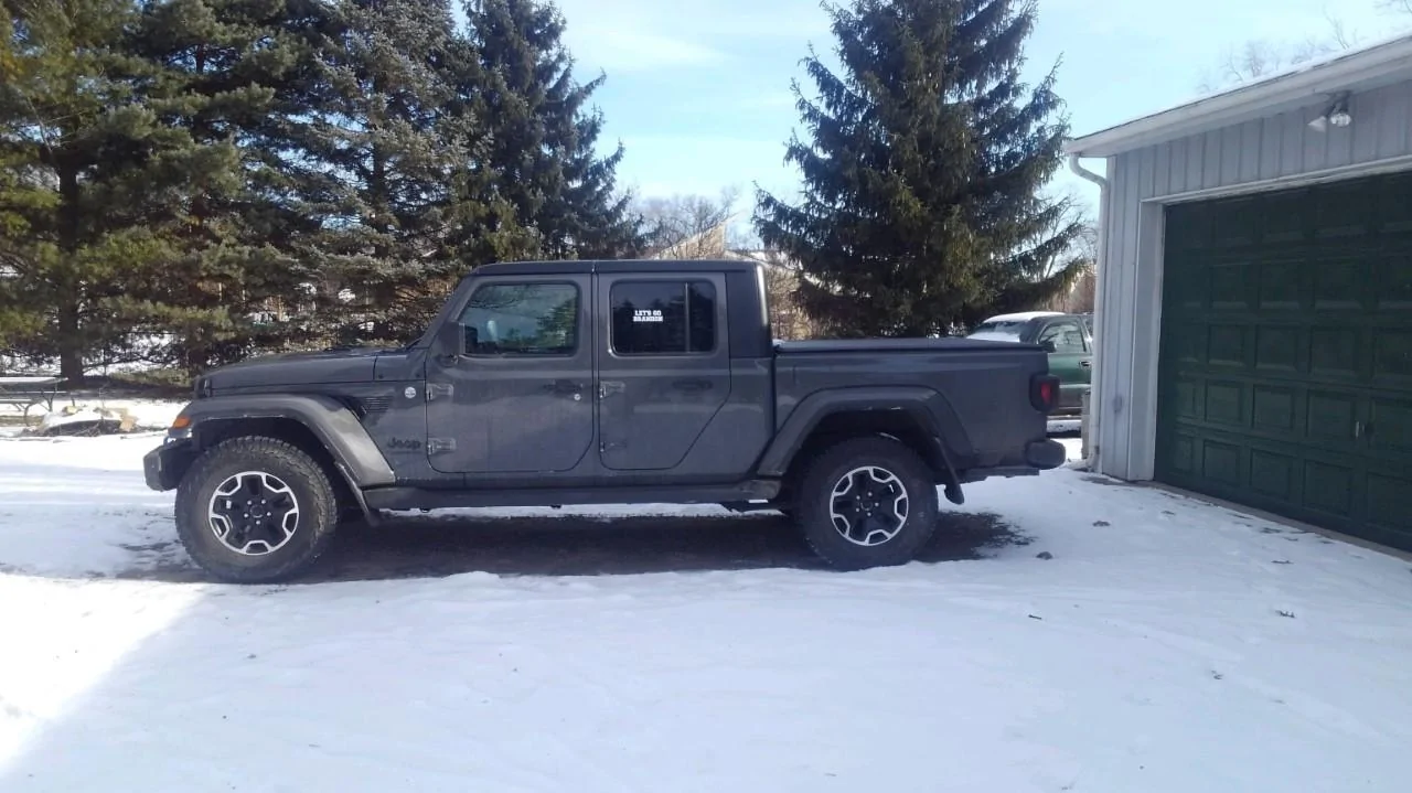 Jeep Gladiator Anyone running 34" tires on a sport without max tow? k
